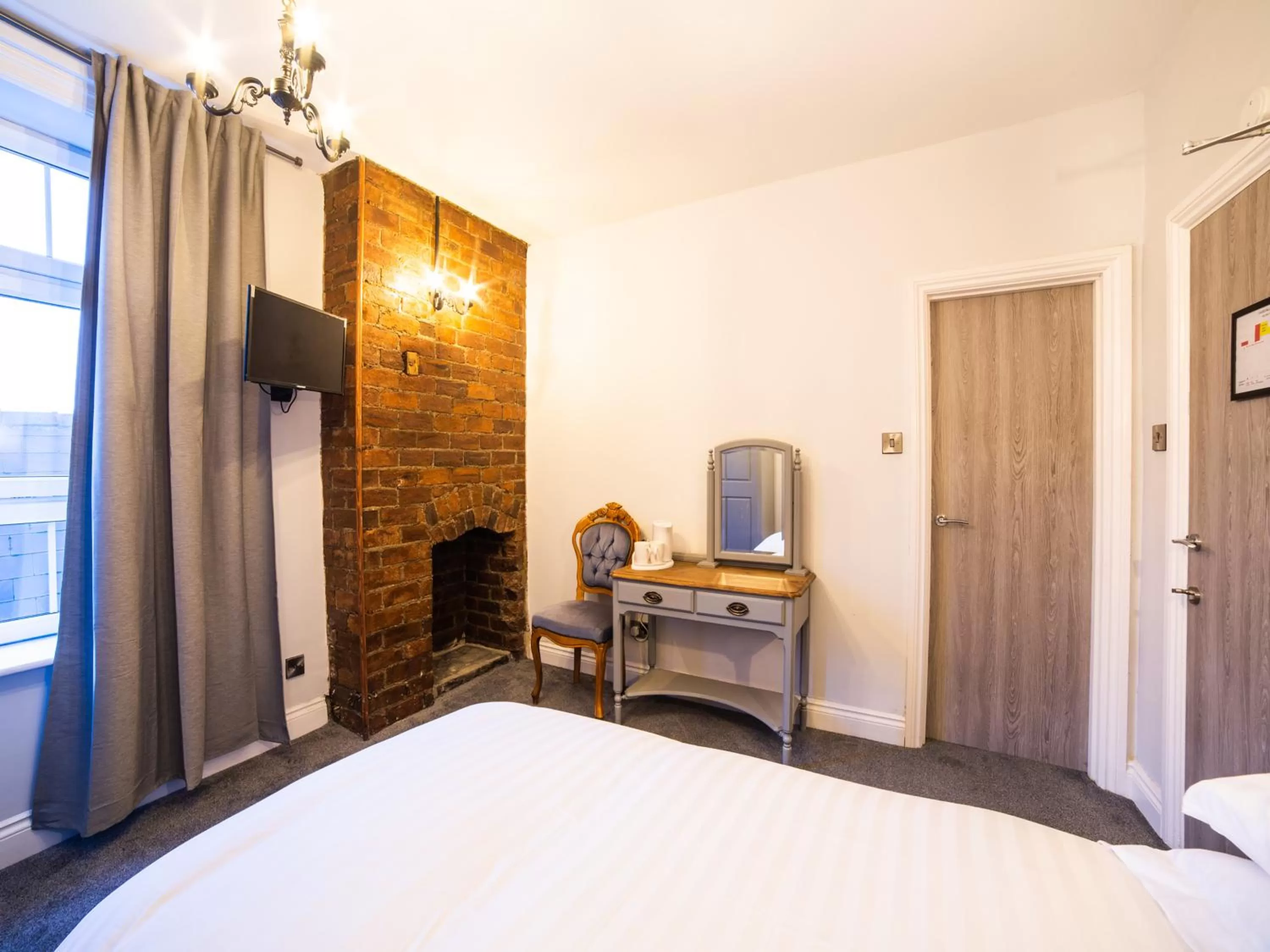 Bedroom, Bed in Churchill's Hotel