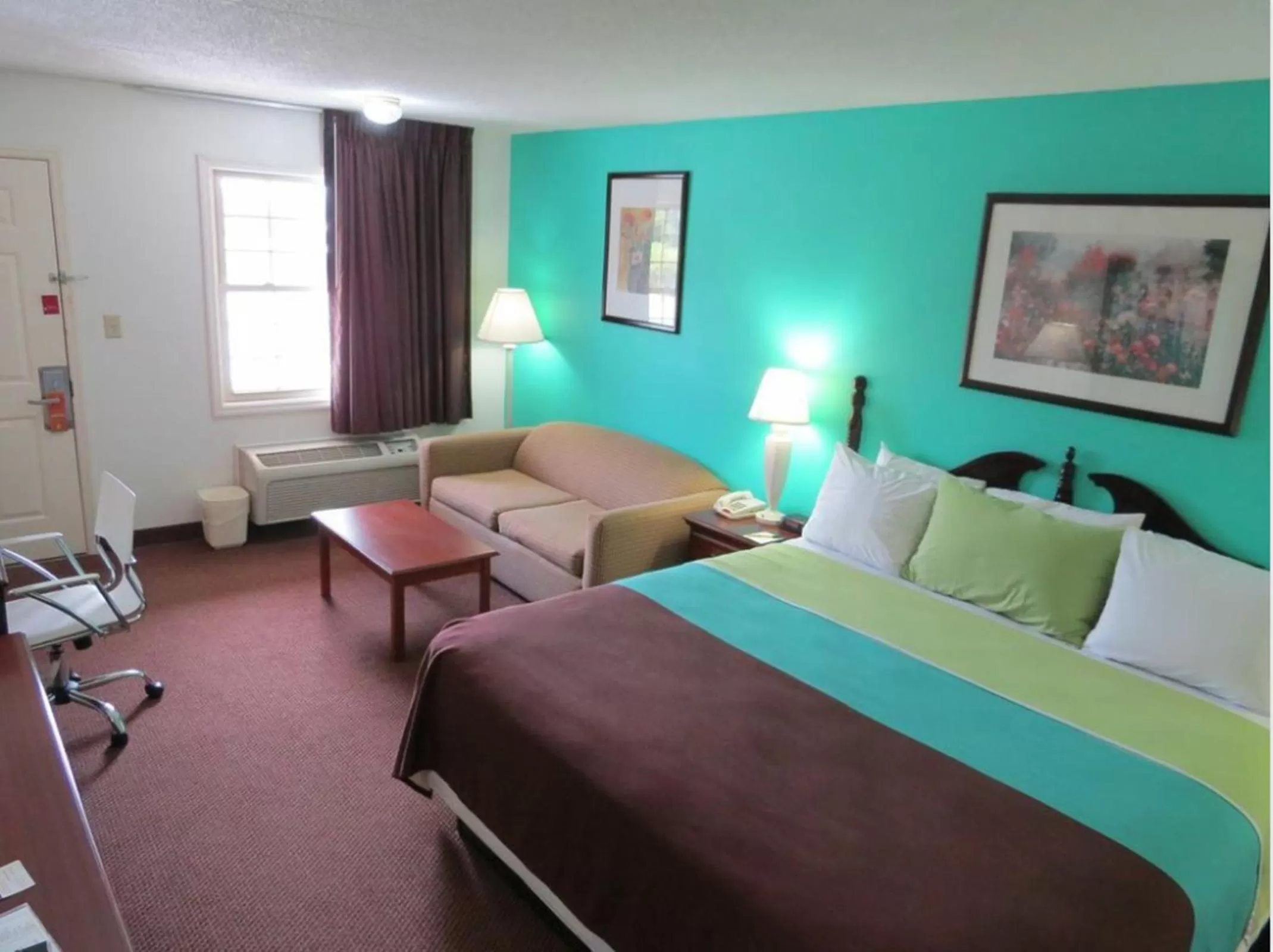 King Room - Disability Access - Non-Smoking in Super 8 by Wyndham Kingston