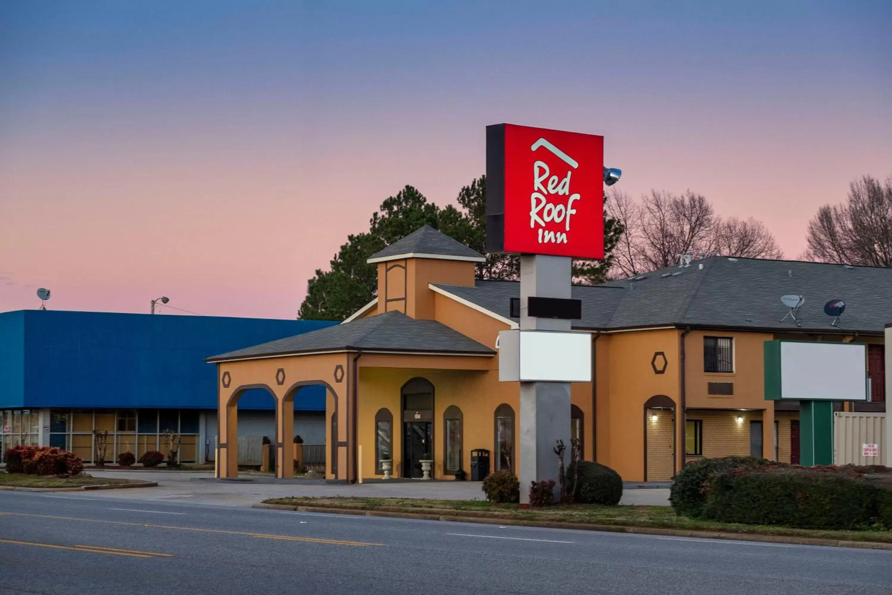 Property Building in Red Roof Inn Muscle Shoals