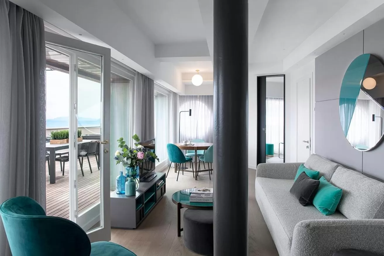 Seating area in Hotel Plaza e de Russie - Relais & Châteaux