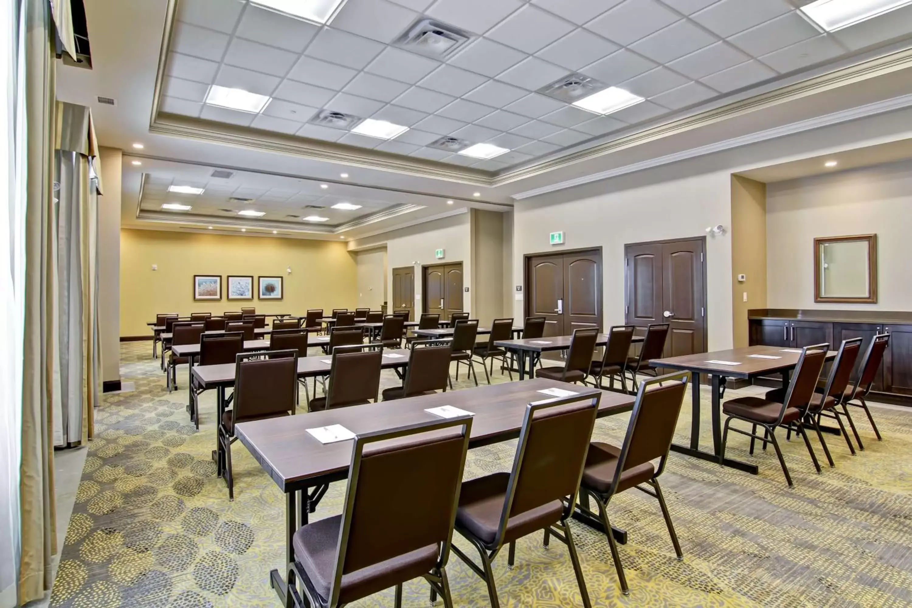 Meeting/conference room, Restaurant/Places to Eat in Hampton Inn & Suites by Hilton Saskatoon Airport