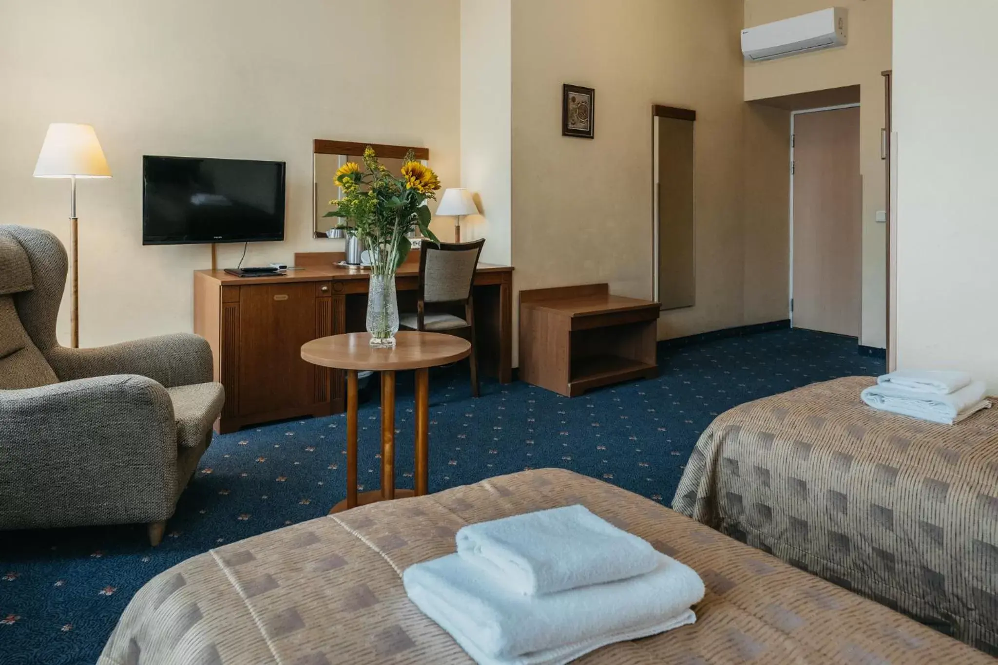 Bed, Seating Area in Hotel Rinno