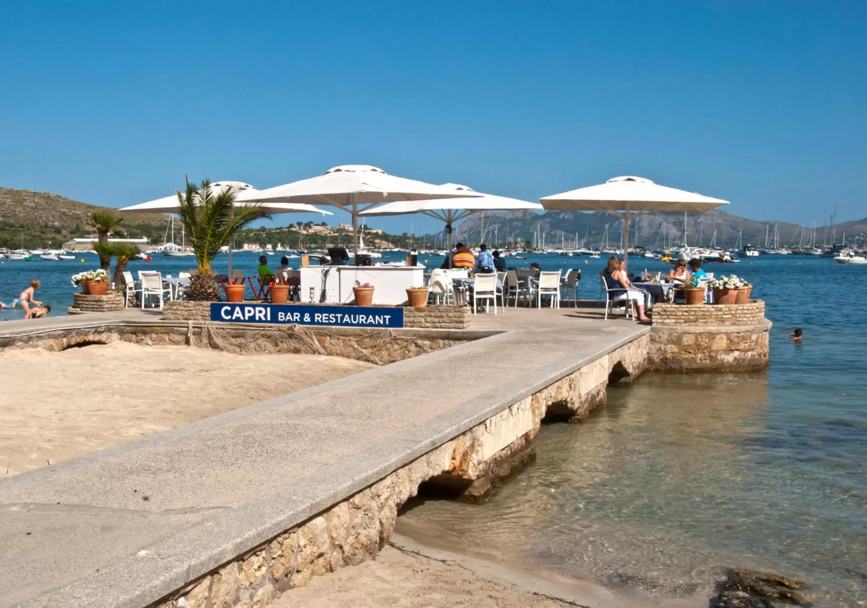 Restaurant/places to eat, Beach in Hotel Capri