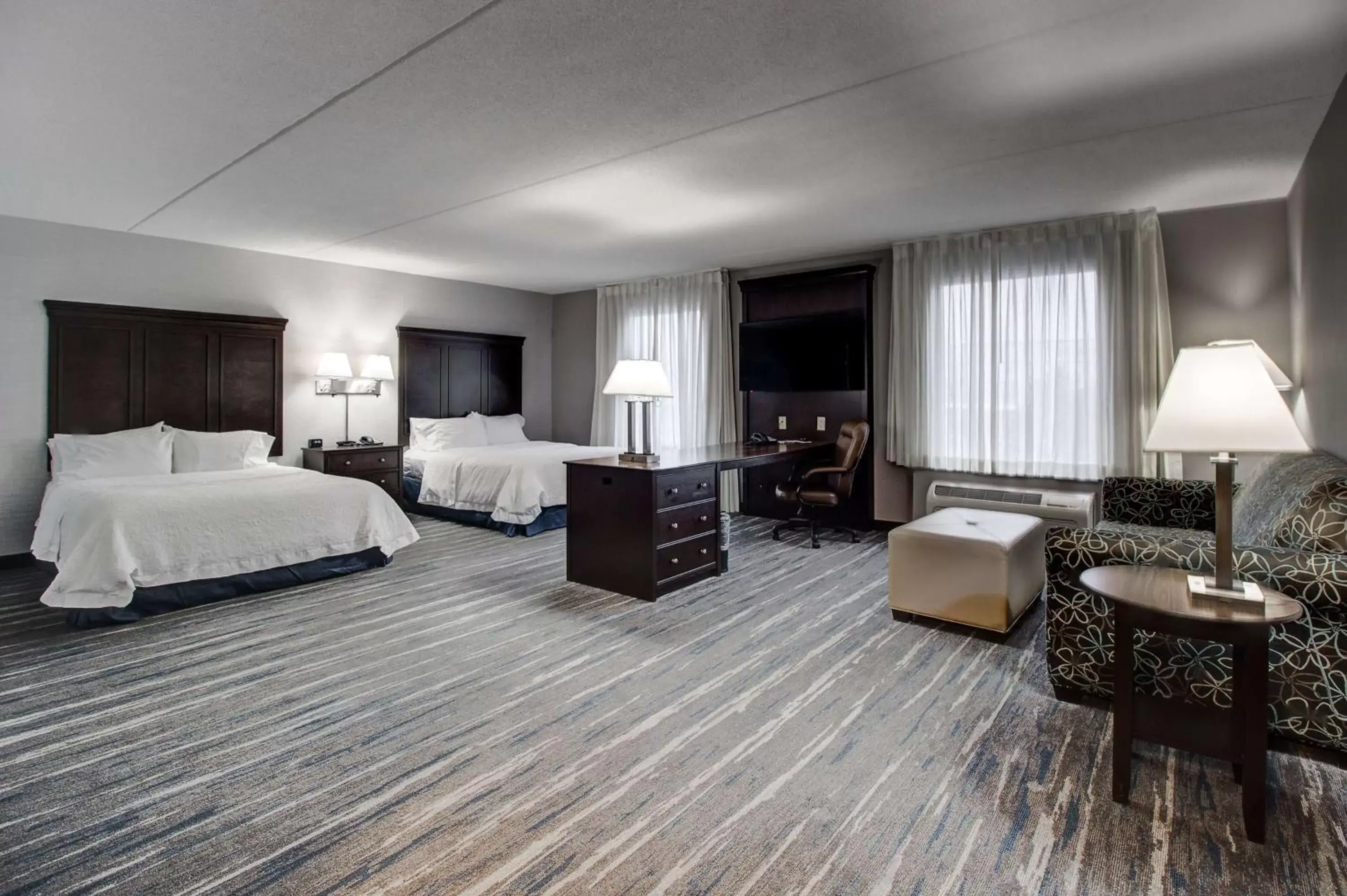 Bedroom in Hampton Inn & Suites by Hilton Brantford