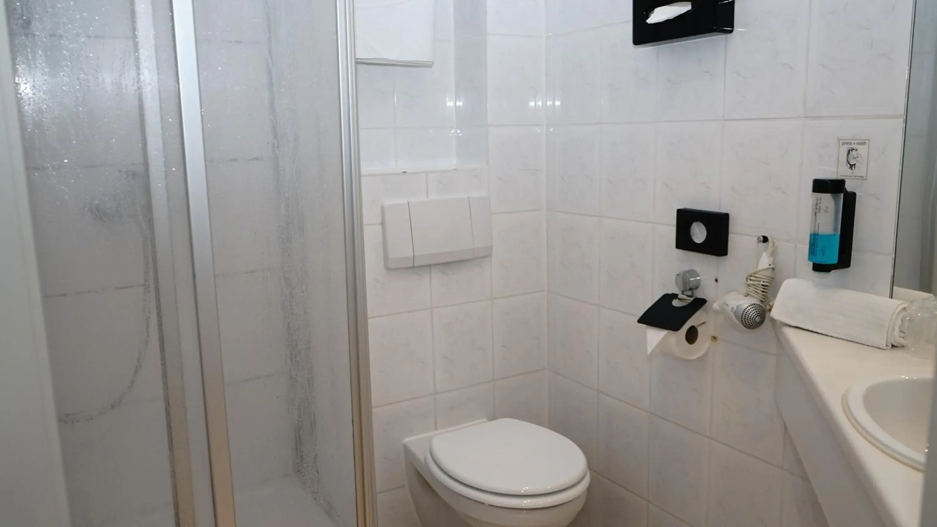 Shower, Bathroom in Entrée Hotel Glinde