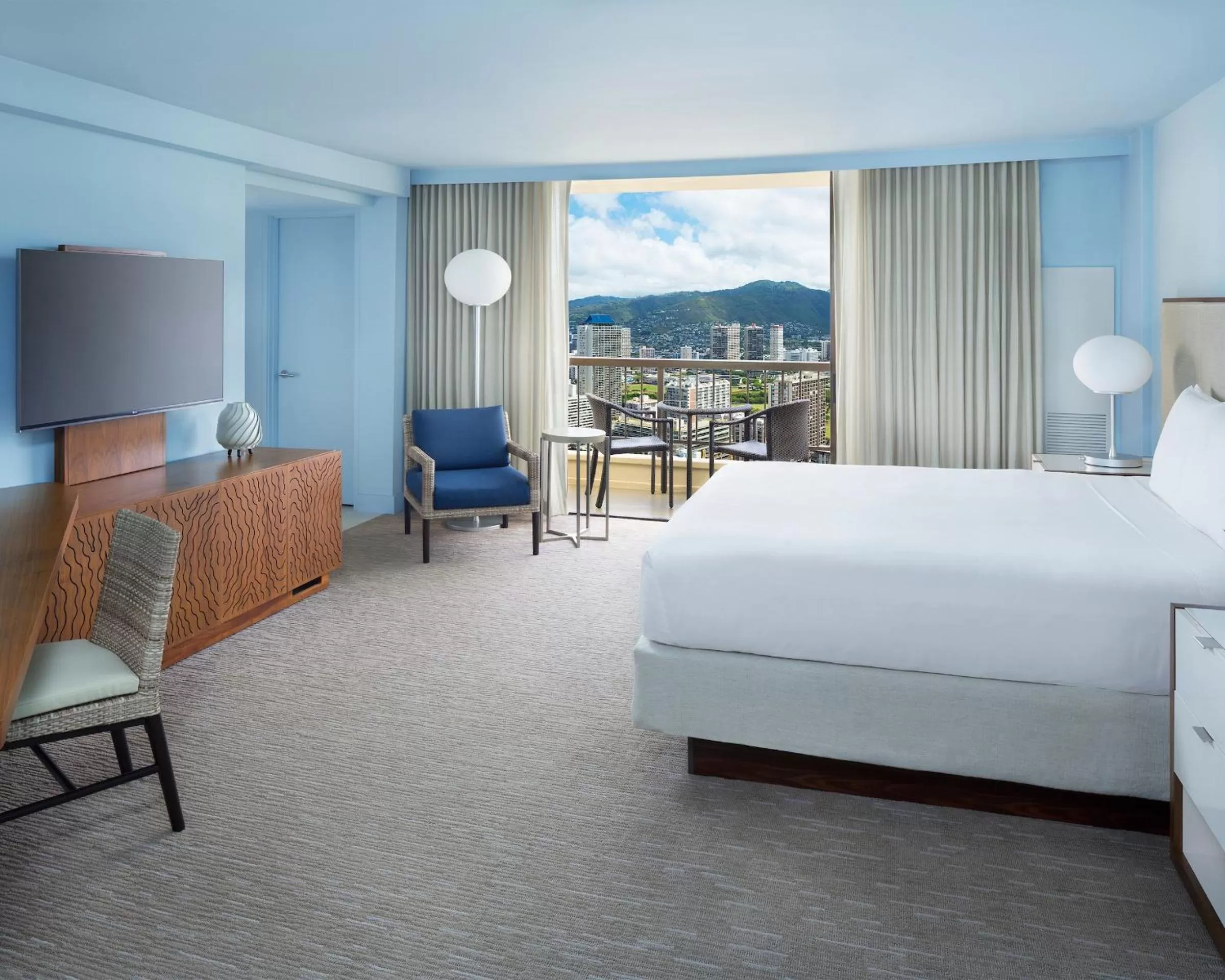 King Room with Roll-In Shower - Disability Access in Hyatt Regency Waikiki Beach Resort & Spa