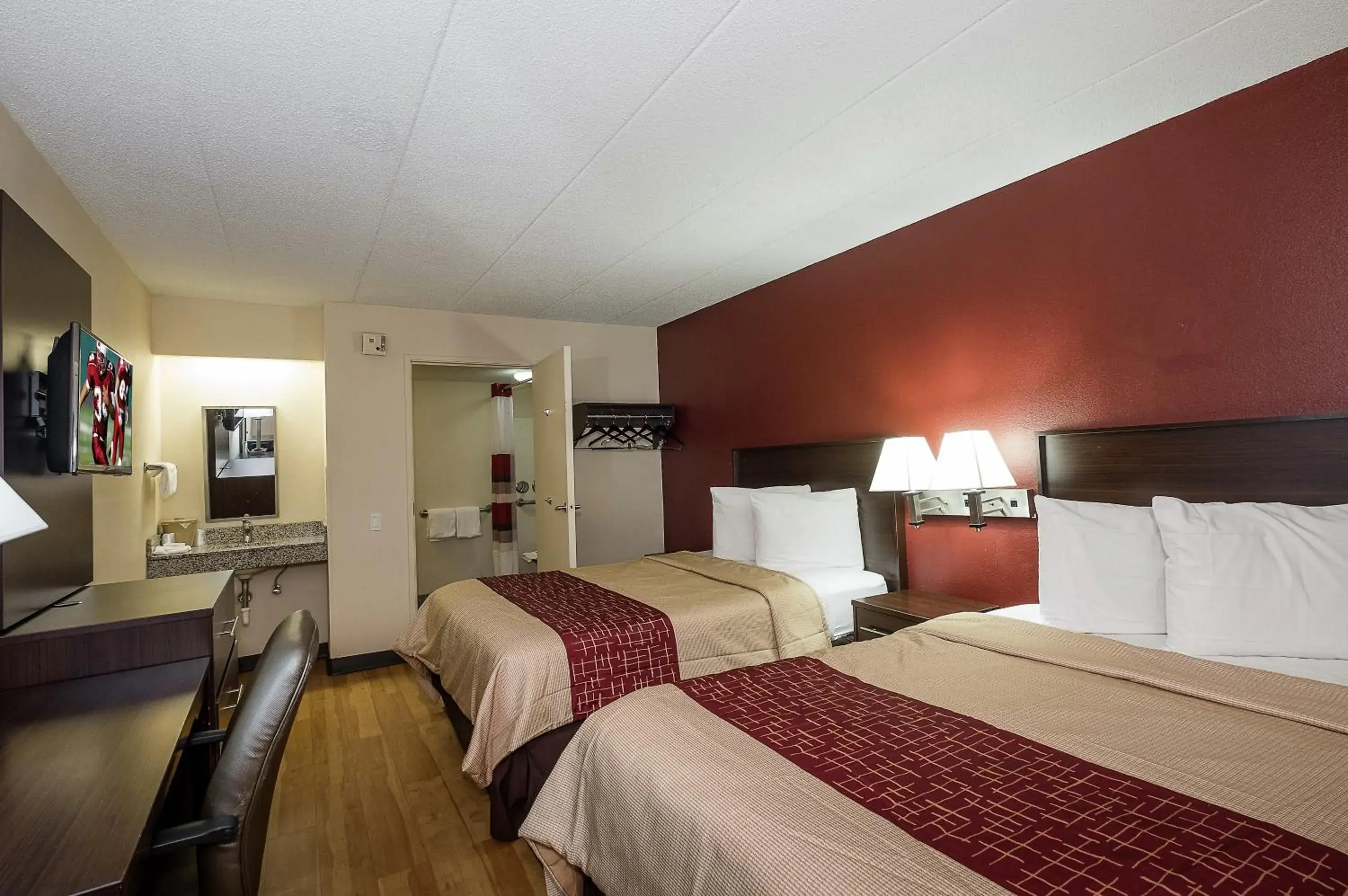 Photo of the whole room, Bed in Red Roof Inn Columbus East- Reynoldsburg