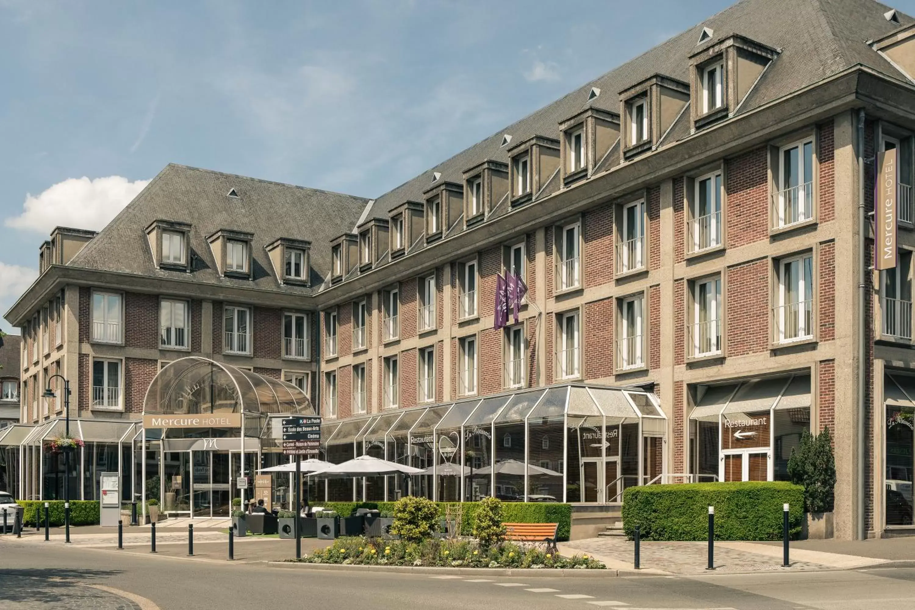 Facade/entrance, Property Building in Mercure Abbeville Centre – Porte de La Baie de Somme