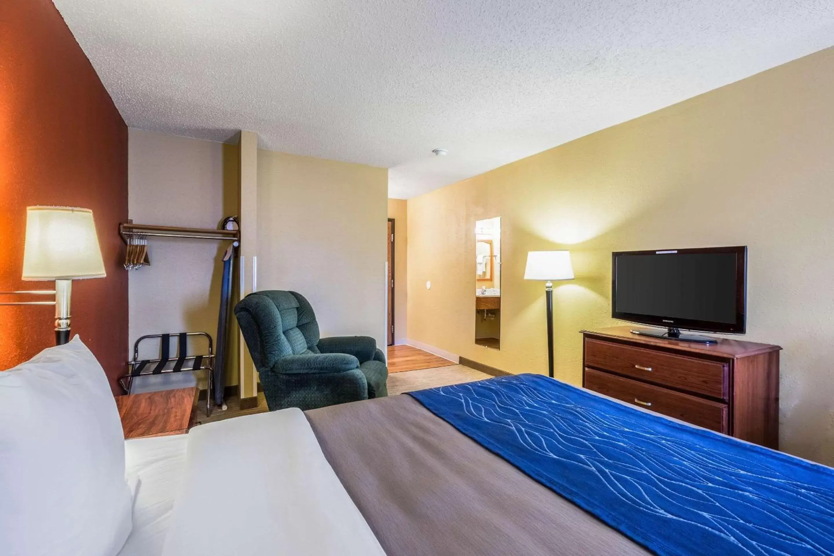 Photo of the whole room, TV/Entertainment Center in Quality Inn Scottsbluff