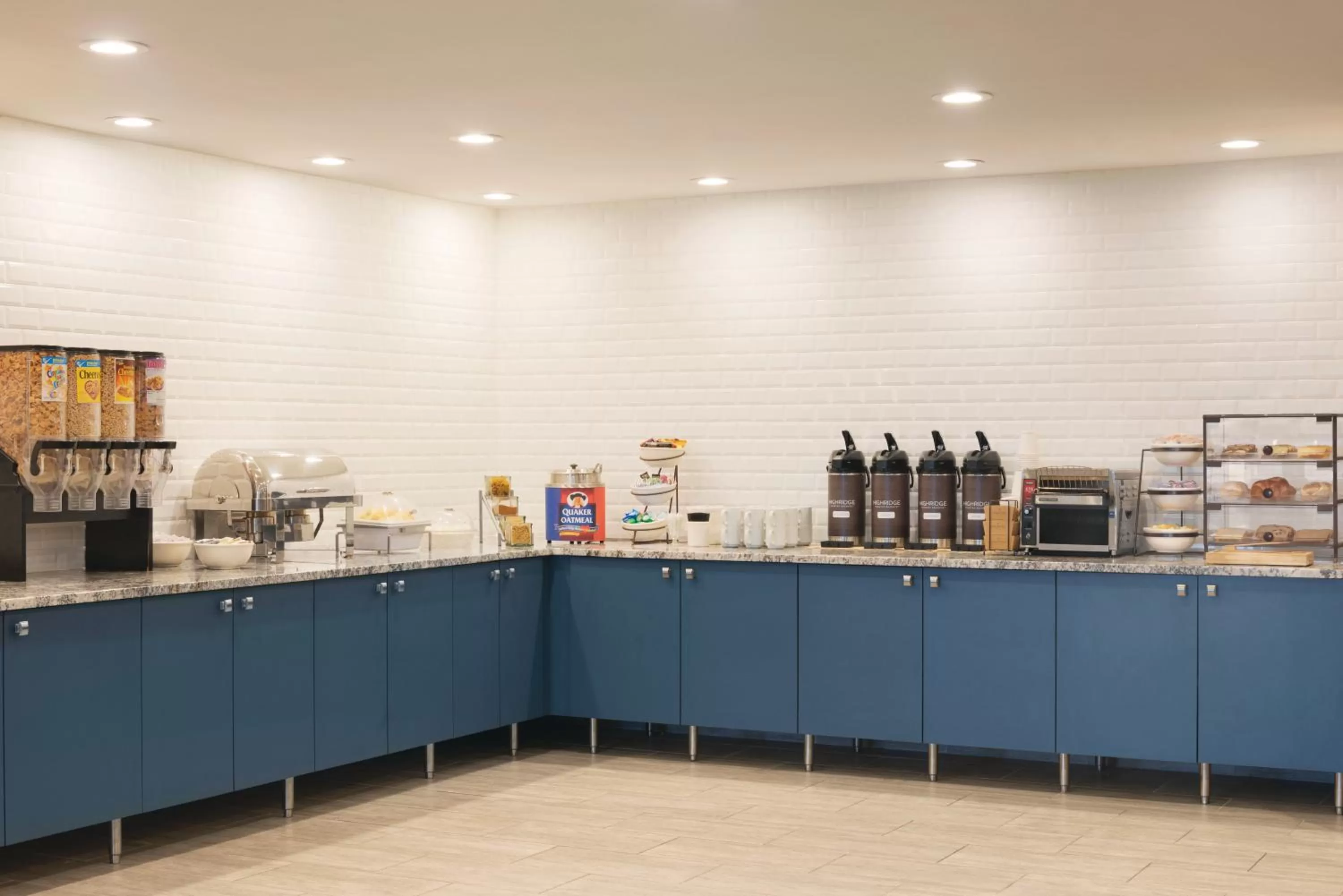 Dining area in Country Inn & Suites by Radisson, Shoreview-Mounds View, MN