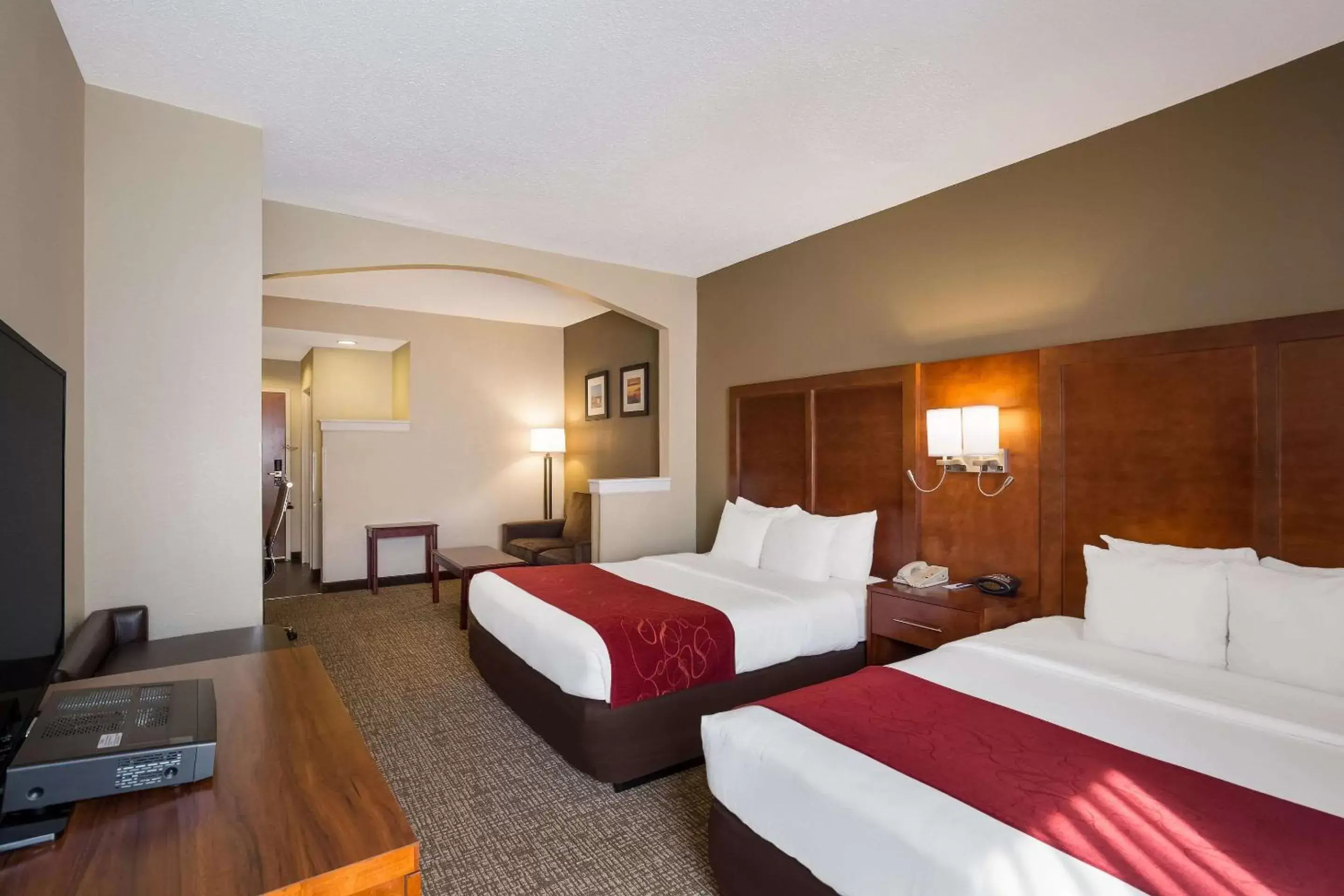 Bedroom, Bed in Comfort Suites Near University