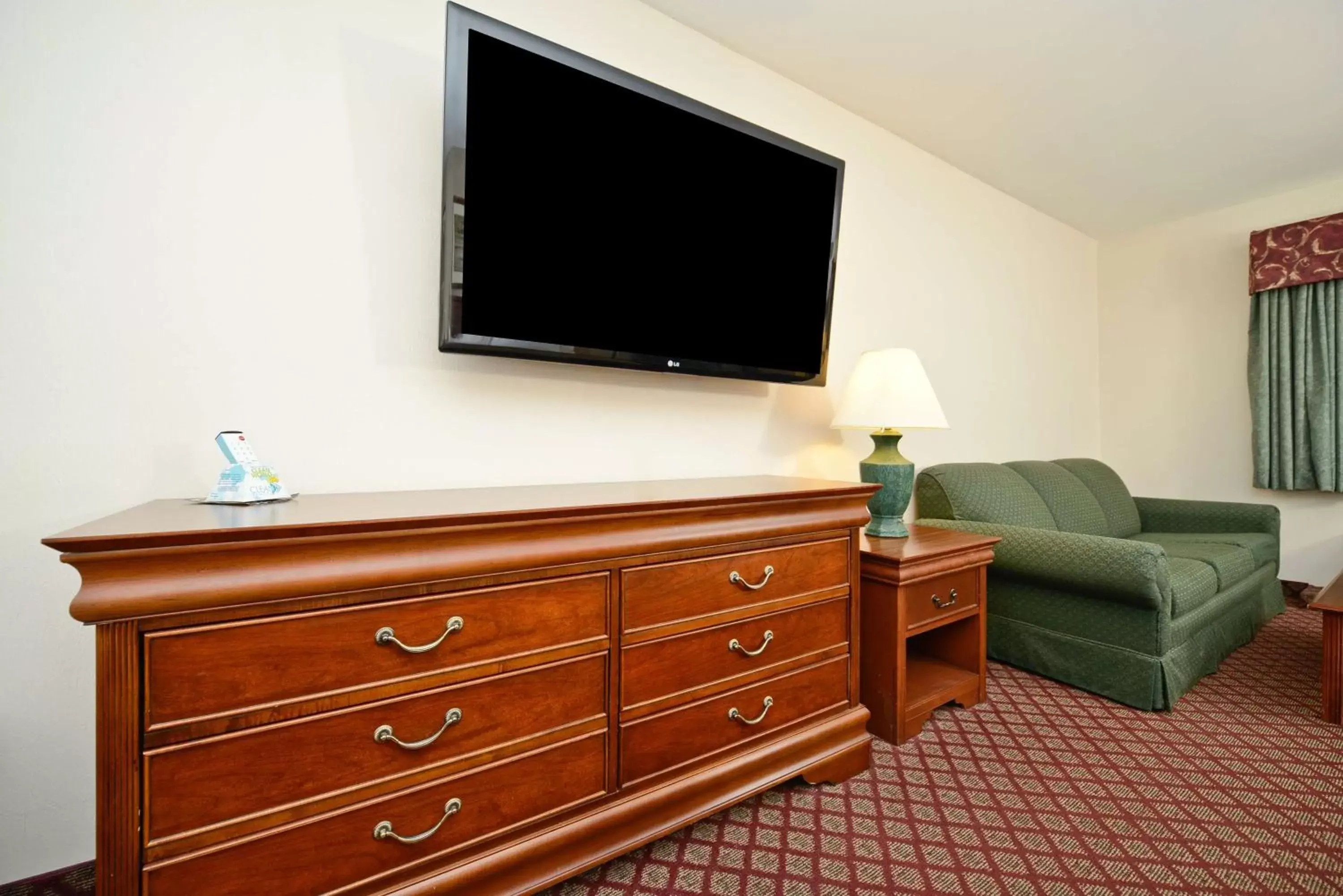 Photo of the whole room, TV/Entertainment Center in Best Western River Cities