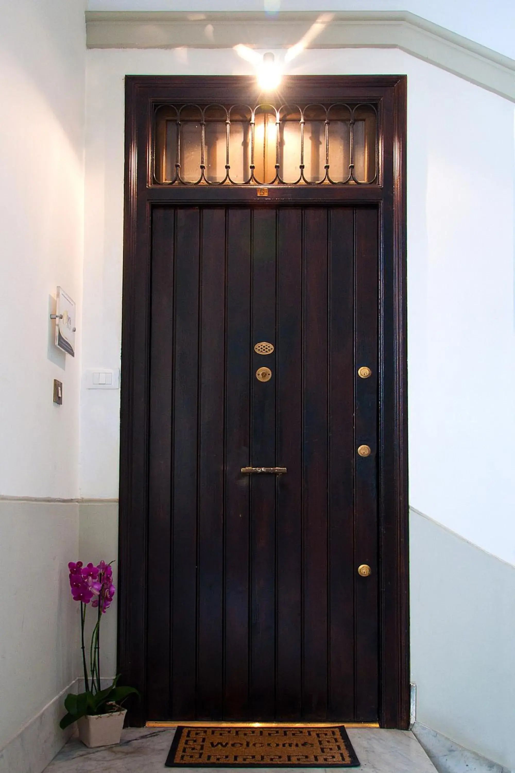 Facade/entrance in Operà Facade/entrance in Operà