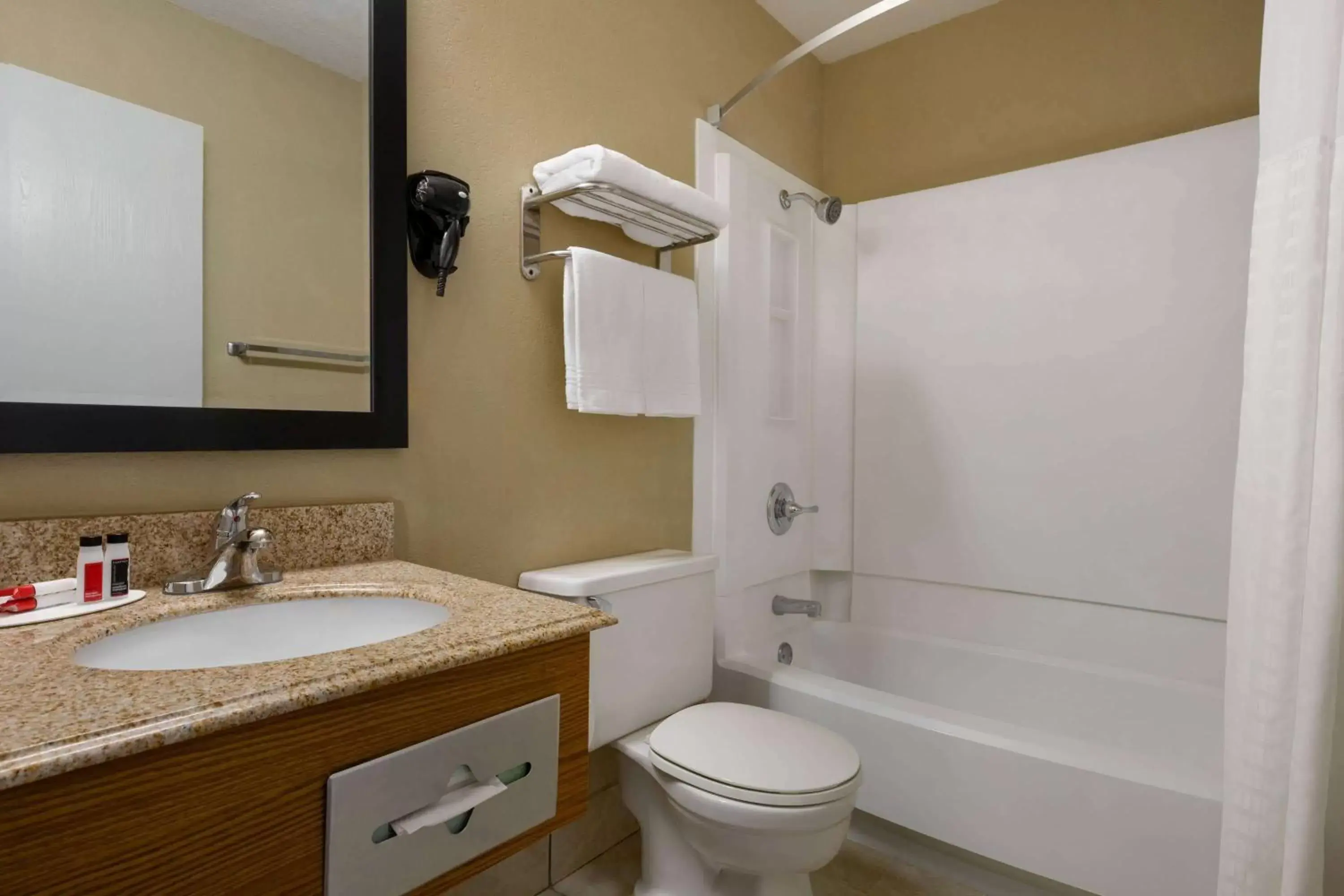 Photo of the whole room, Bathroom in Super 8 by Wyndham Sikeston/Miner Area