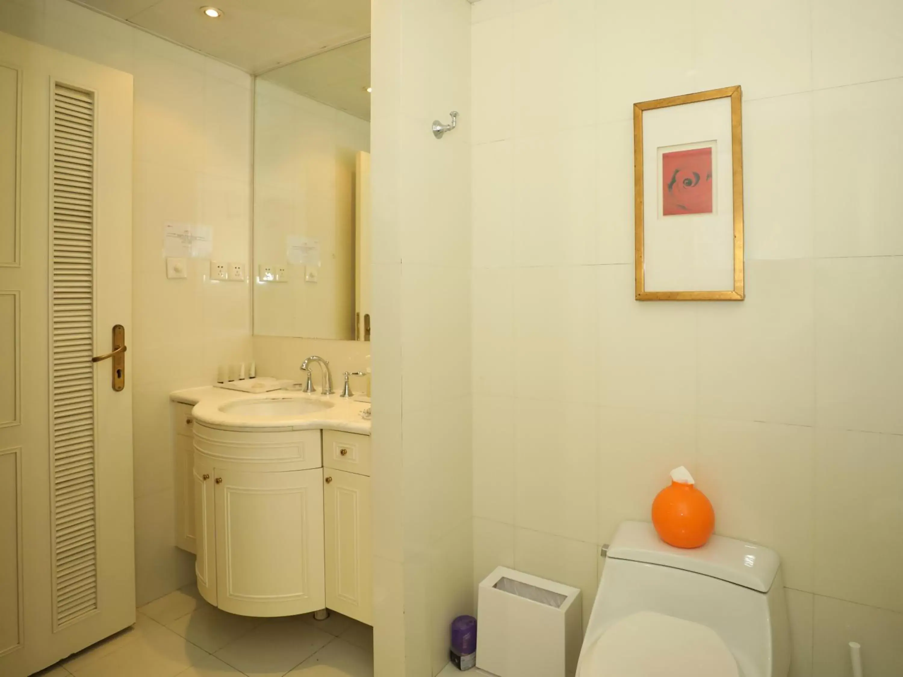 Bathroom in Ladoll Service Apartments