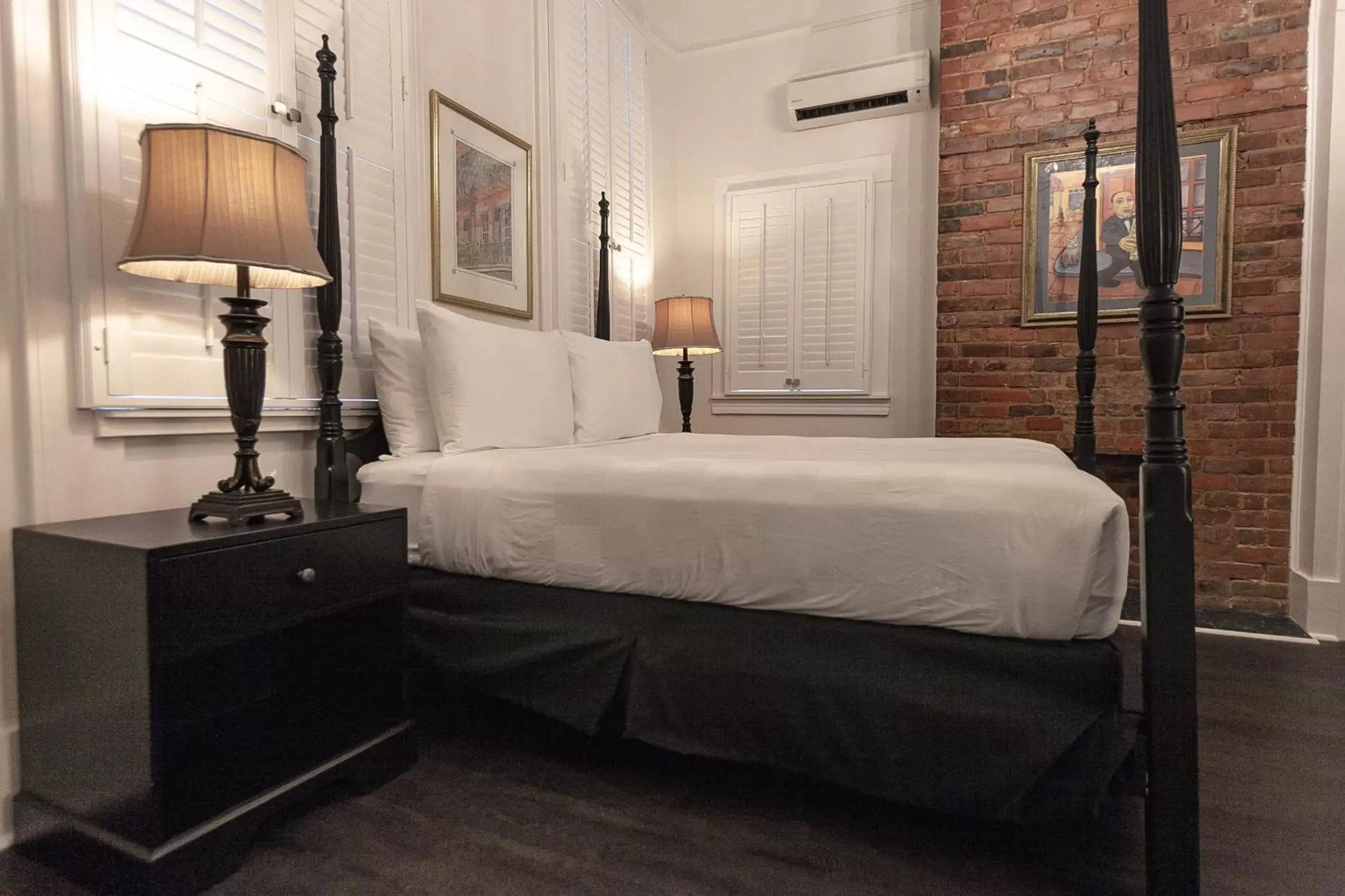 Bedroom, Bed in Historic Streetcar Inn