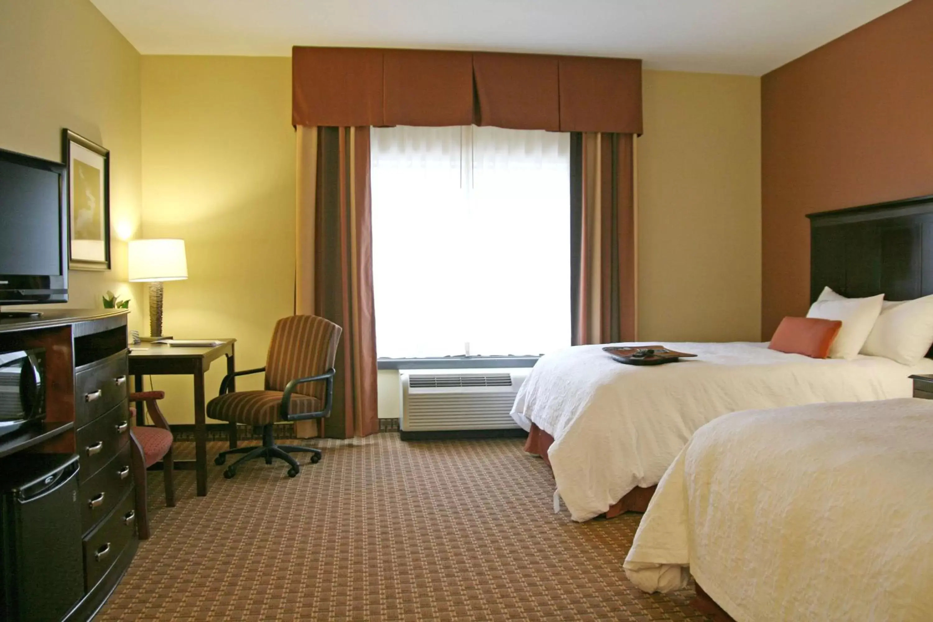 Bed in Hampton Inn & Suites Sevierville at Stadium Drive