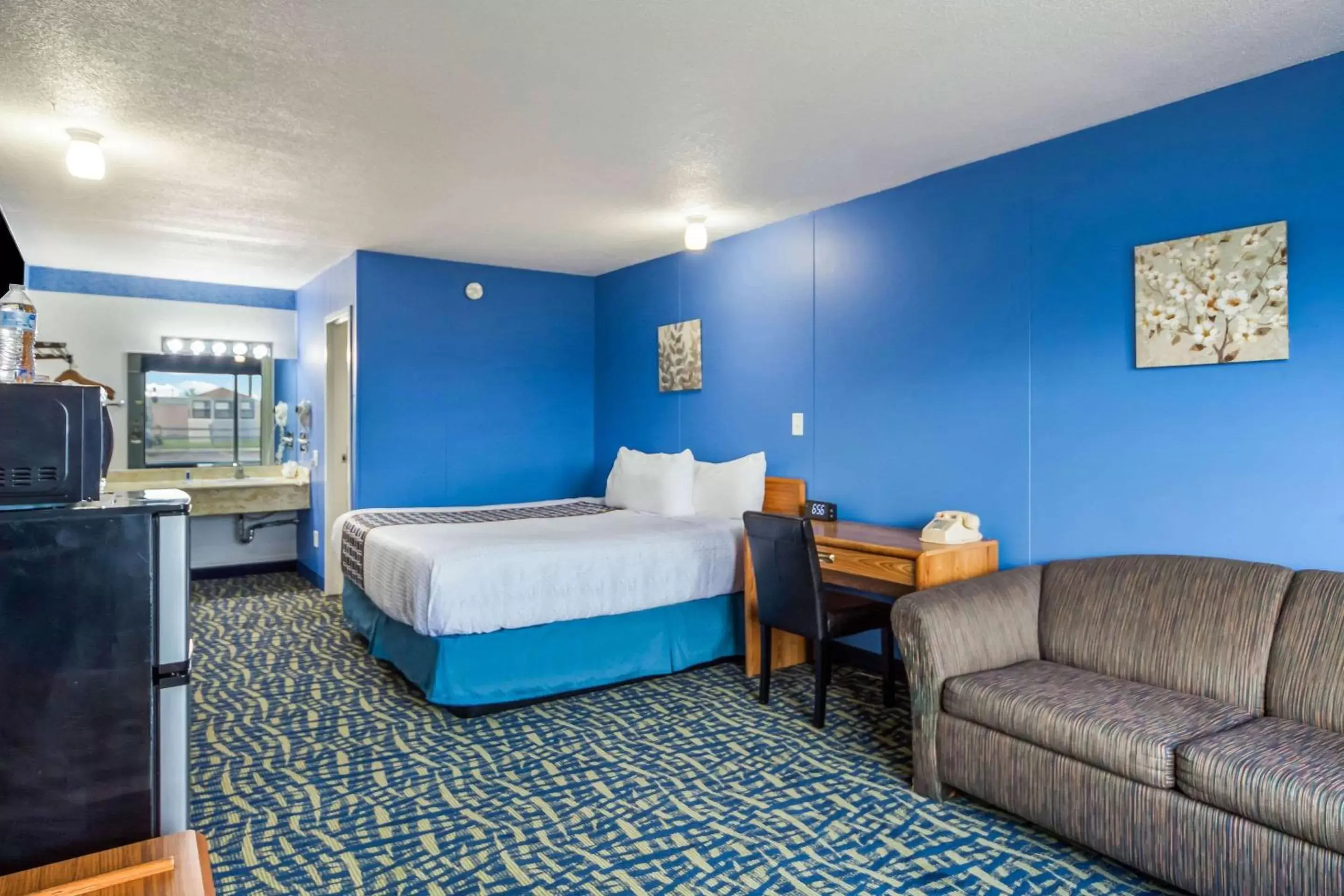 Photo of the whole room, Bed in Hospitality Inn