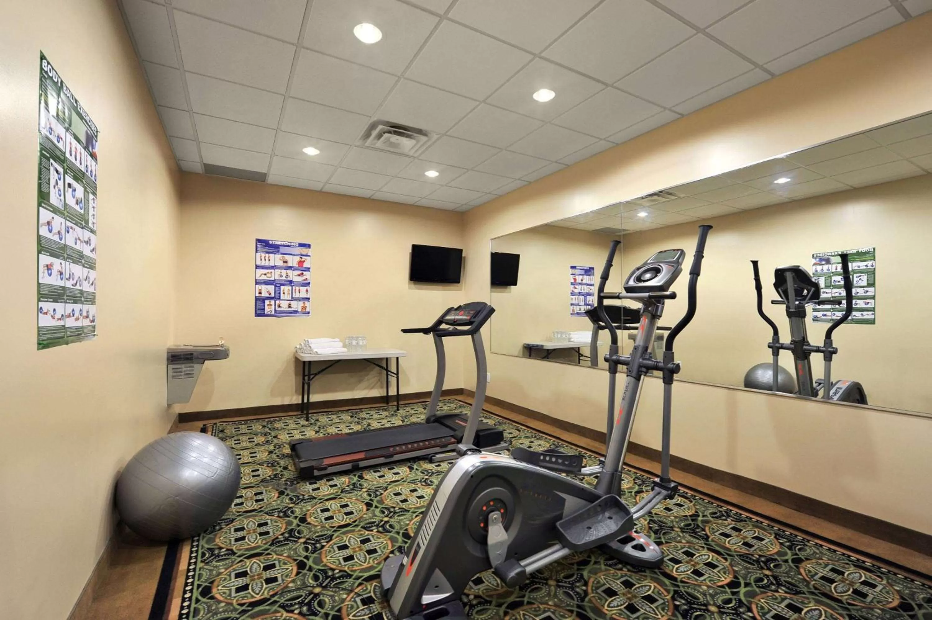 Fitness centre/facilities in Days Inn by Wyndham Brampton