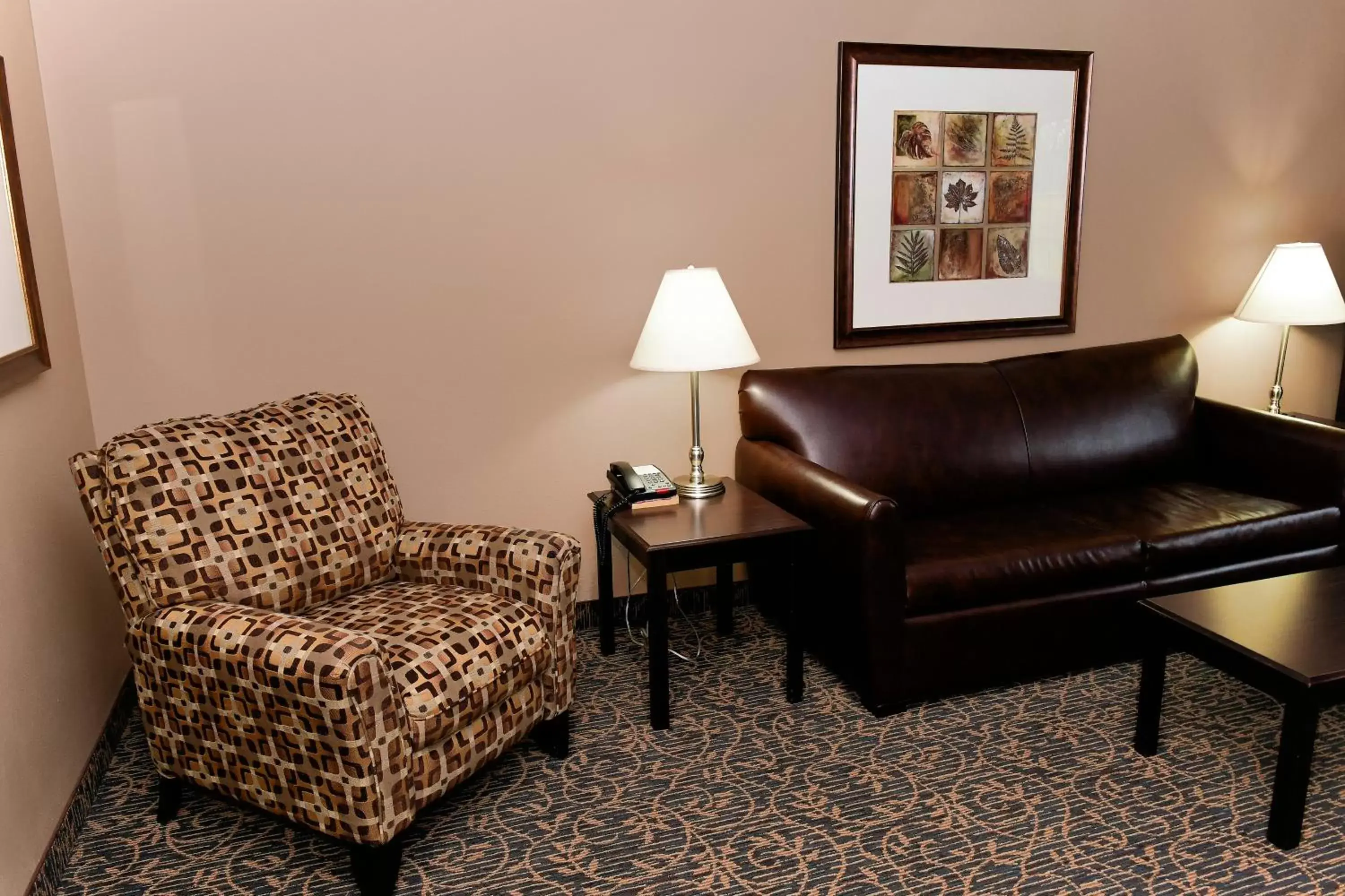 Living room, Seating Area in Cobblestone Inn & Suites - Denison | Majestic Hills