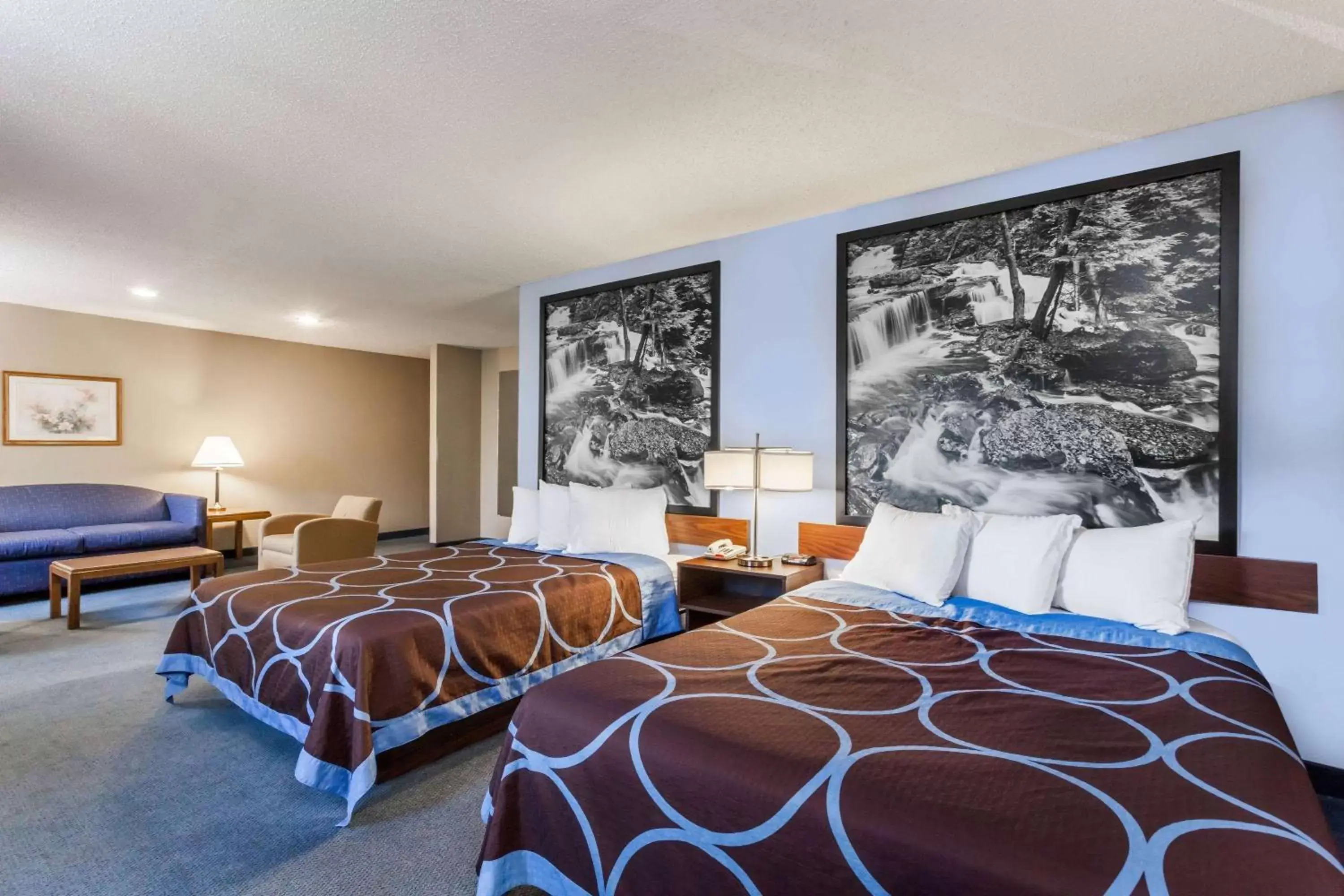 Photo of the whole room, Bed in Super 8 by Wyndham Stroudsburg
