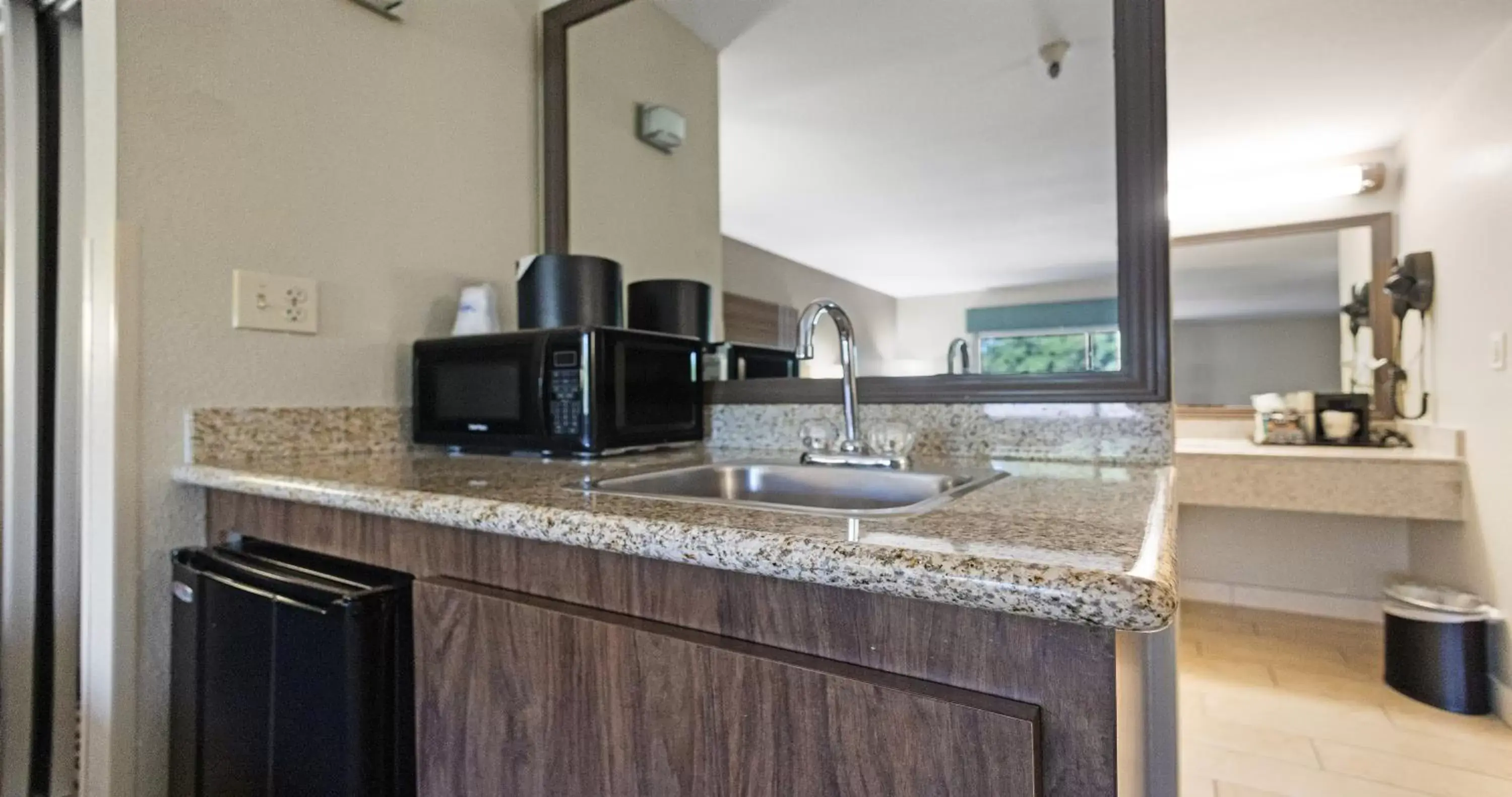 Kitchen or kitchenette, Bathroom in Best Western Heritage Inn Chico