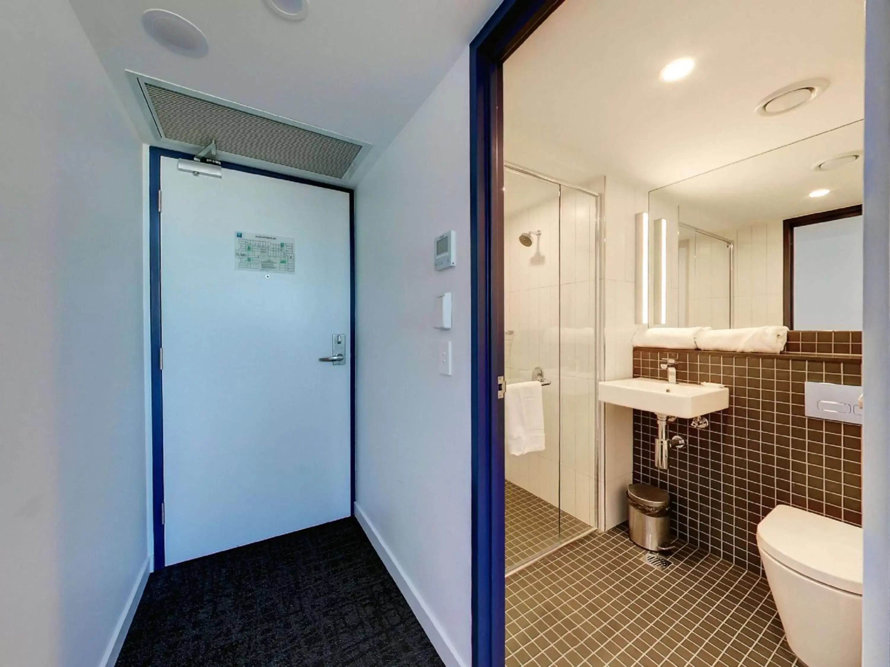 Bedroom, Bathroom in ibis budget Sydney Airport