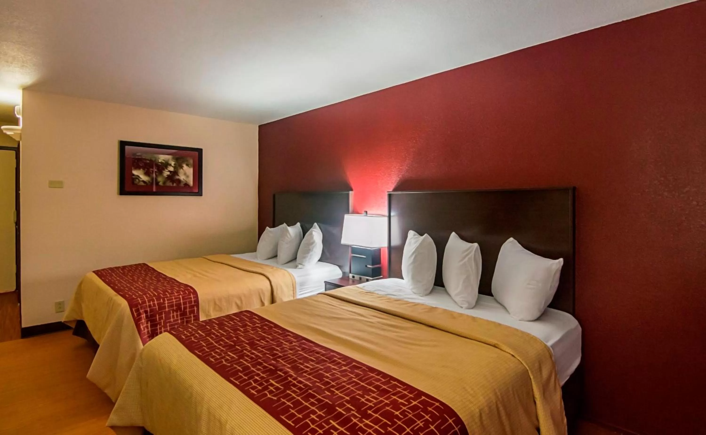 Photo of the whole room, Bed in Red Roof Inn Lubbock
