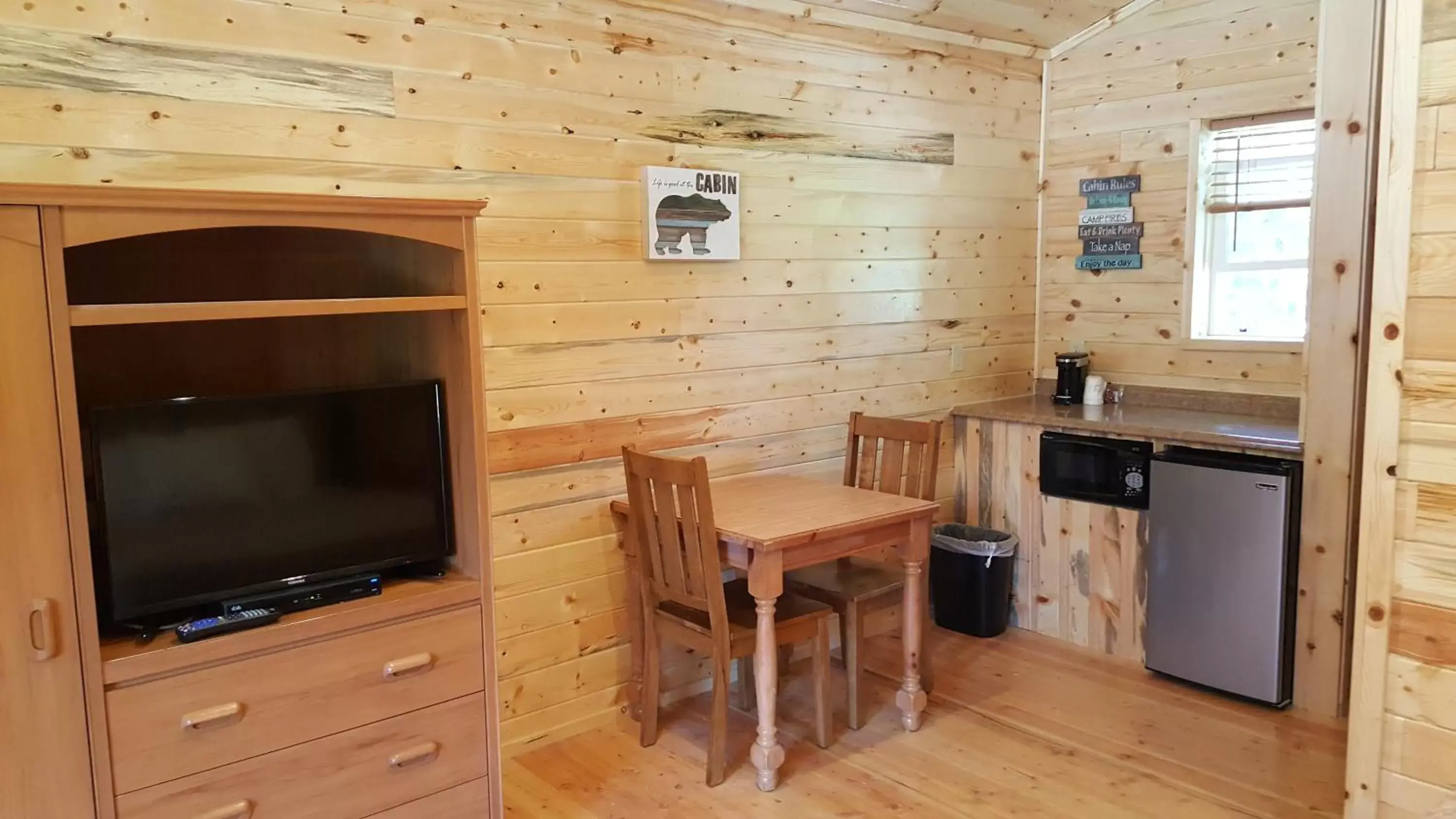 TV/Entertainment Center in Riverfront Motel & Cabins