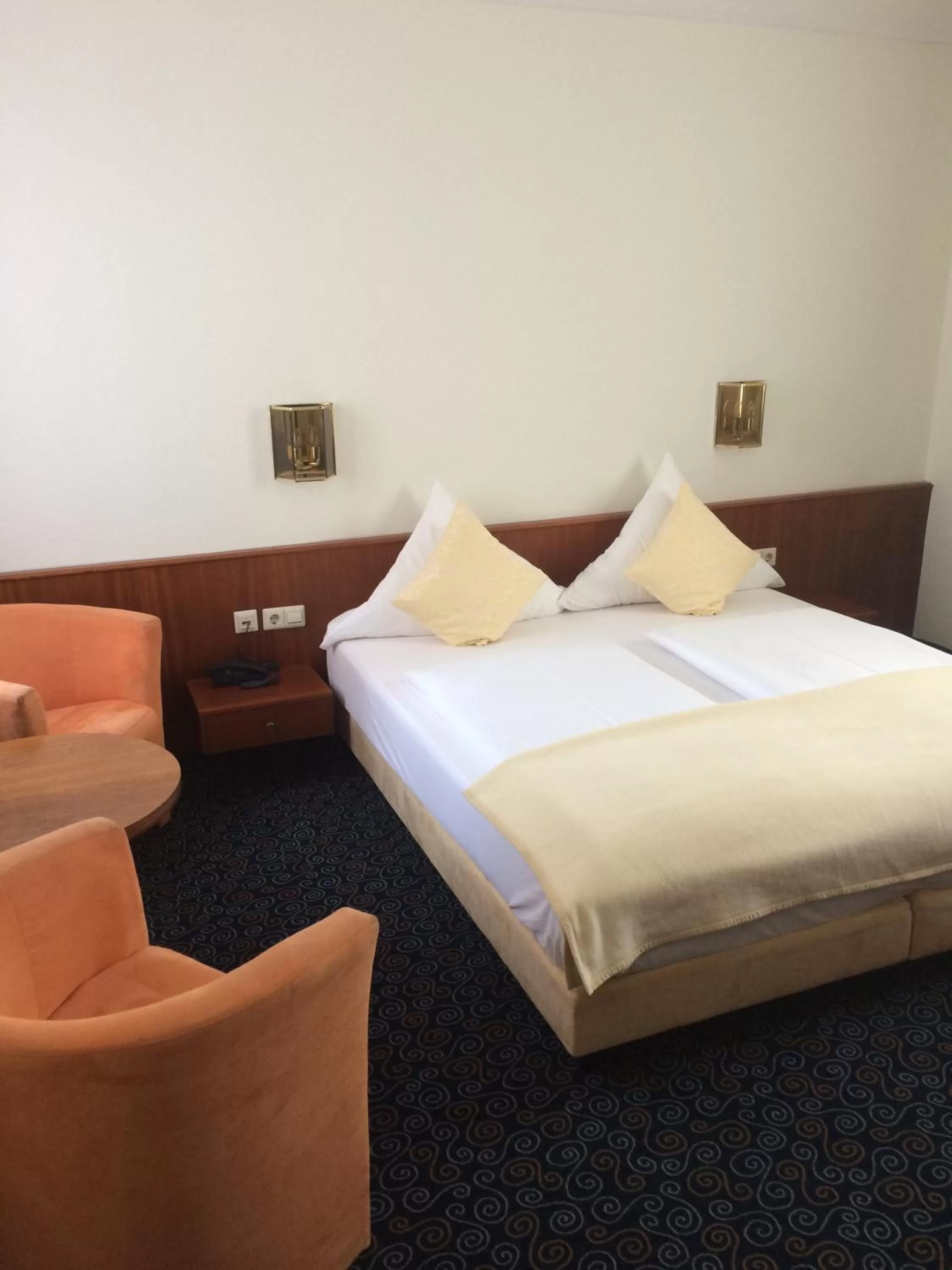 Photo of the whole room, Bed in Stadthotel