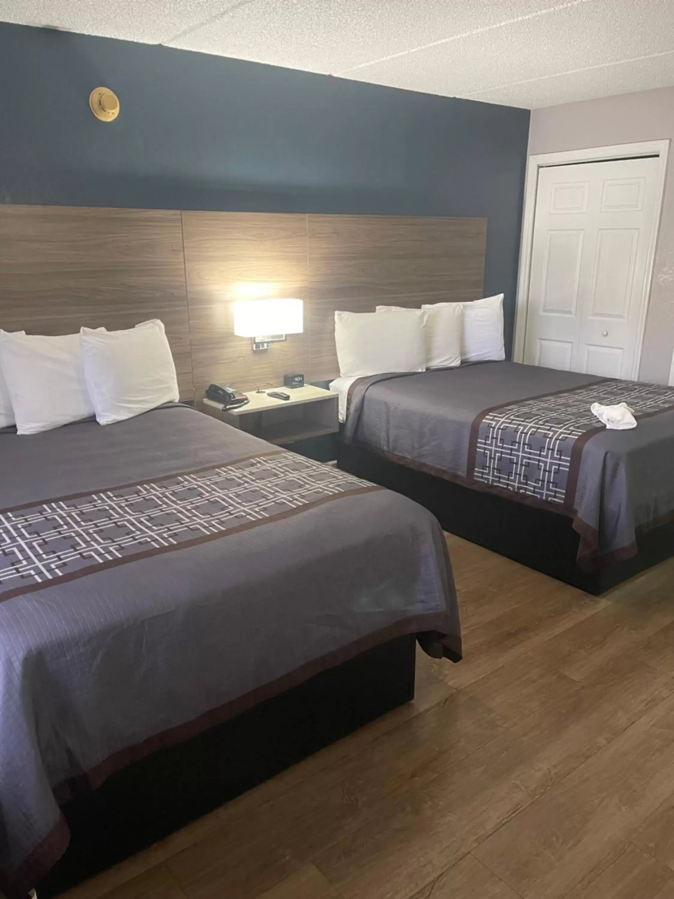 Bed in Days Inn by Wyndham Orange City/Deland