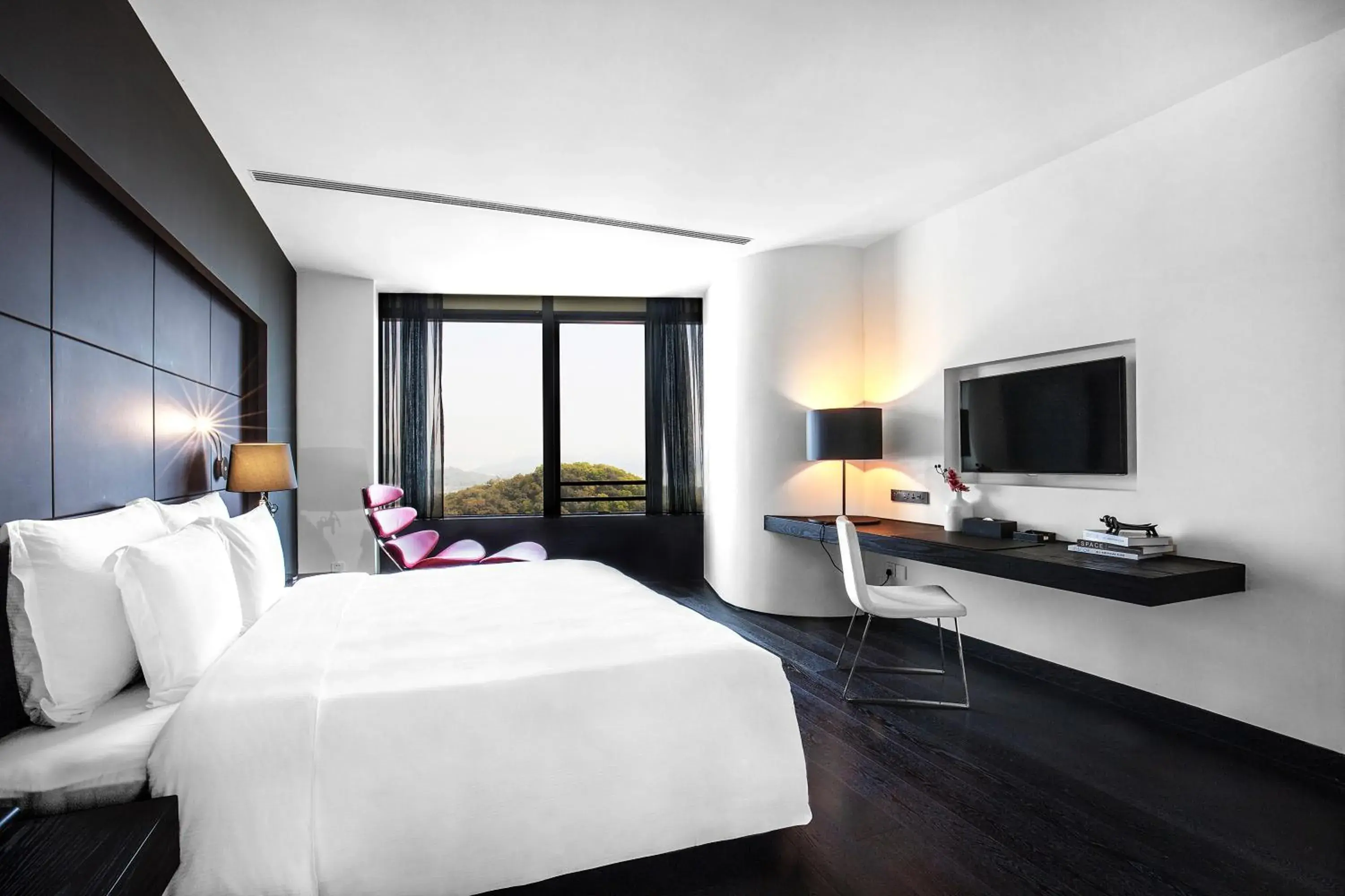 Bedroom, TV/Entertainment Center in Shenzhen O Hotel