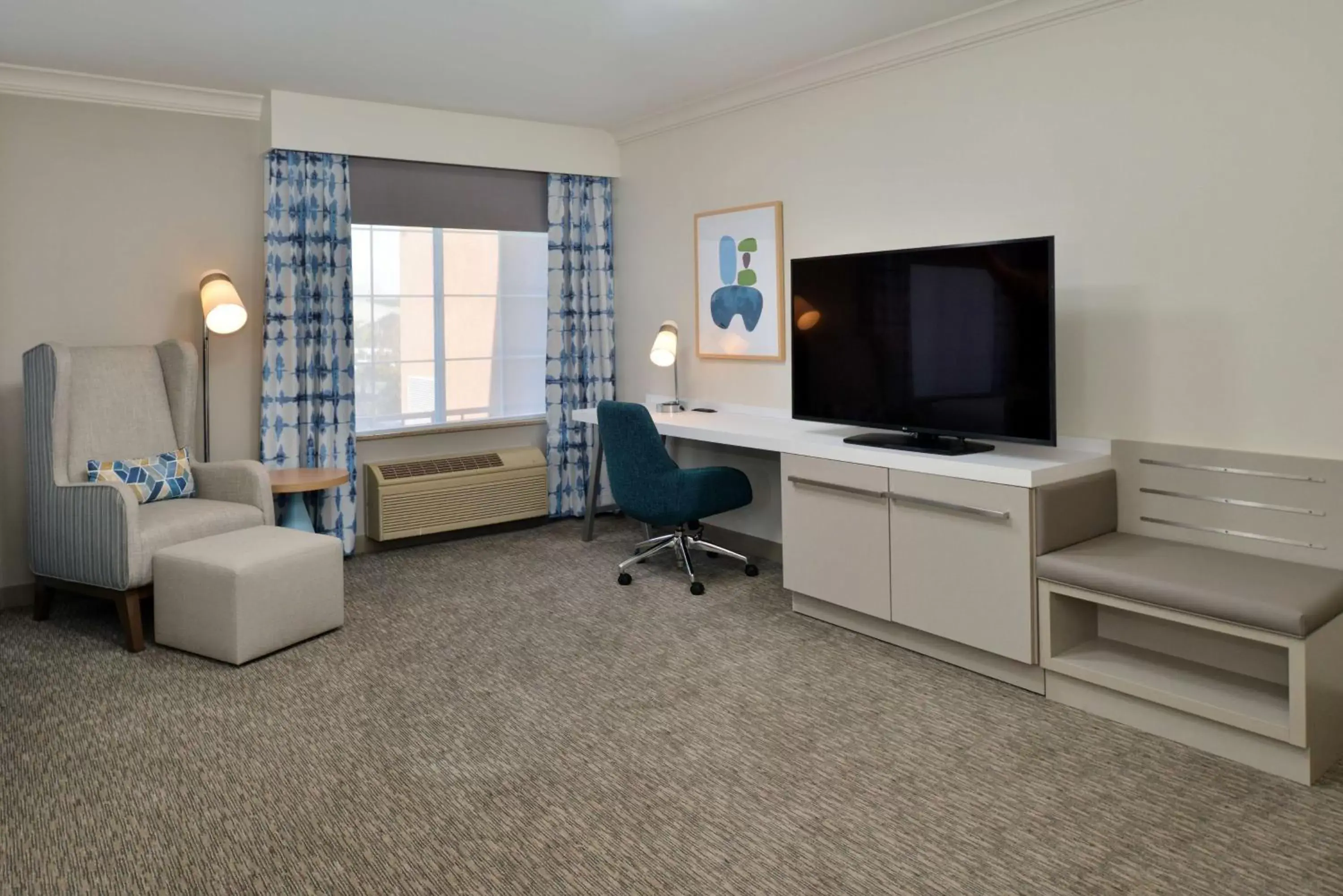 Bedroom, TV/Entertainment Center in Hilton Garden Inn Napa