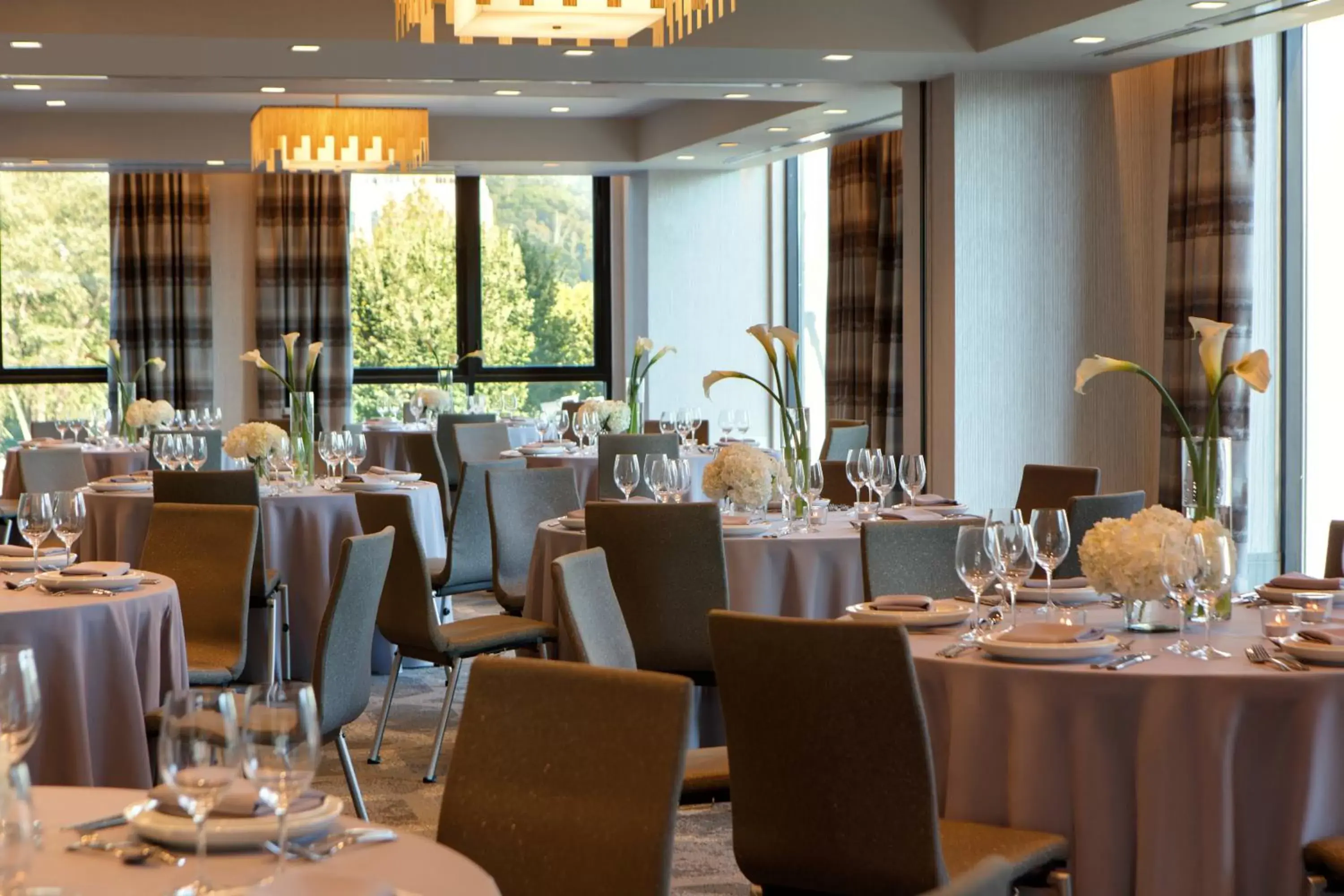 Meeting/conference room, Restaurant/Places to Eat in Kimpton - Hotel Arras, an IHG Hotel