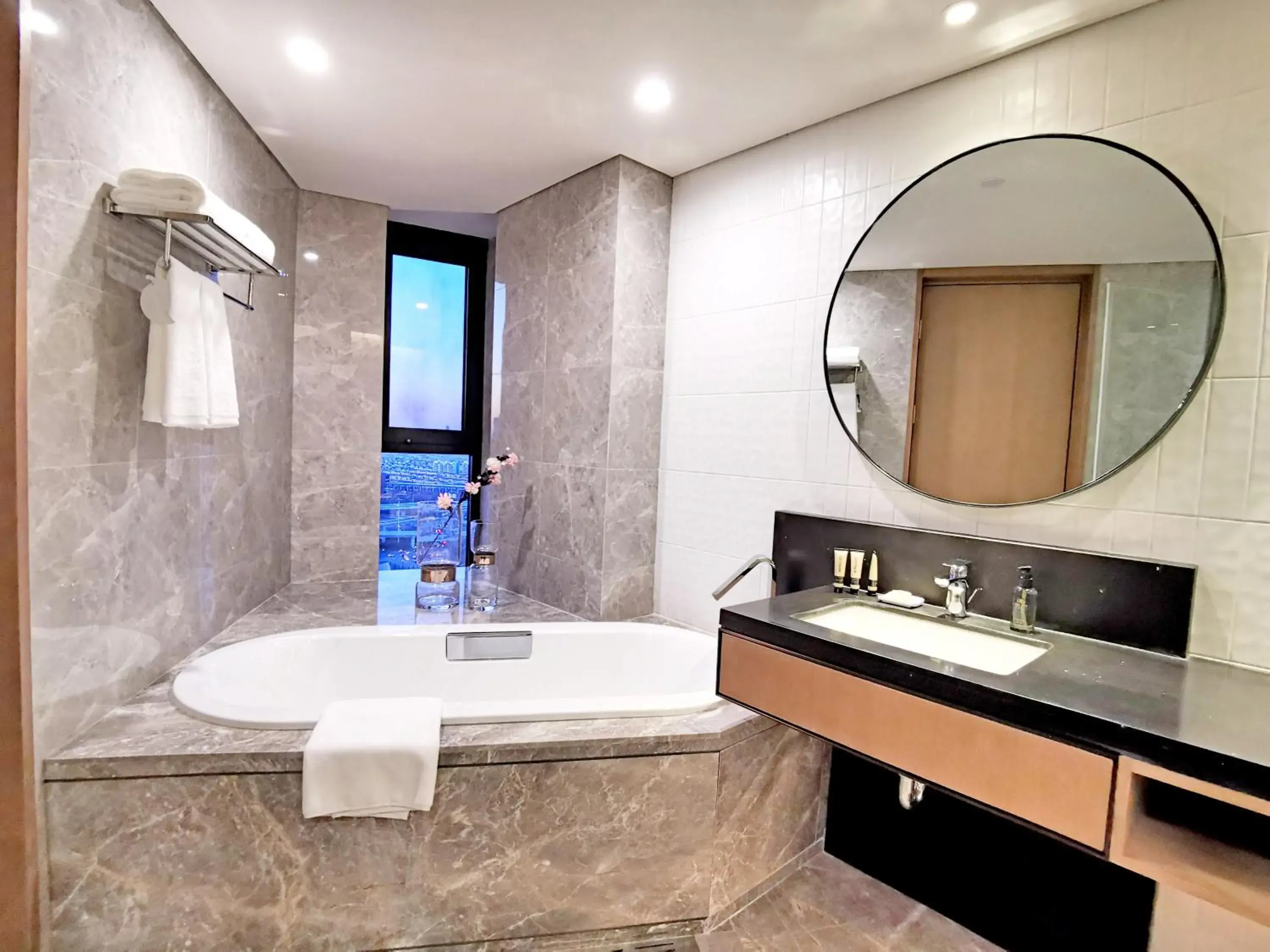 Hot Tub, Bathroom in Somerset Zhongmao Changchun
