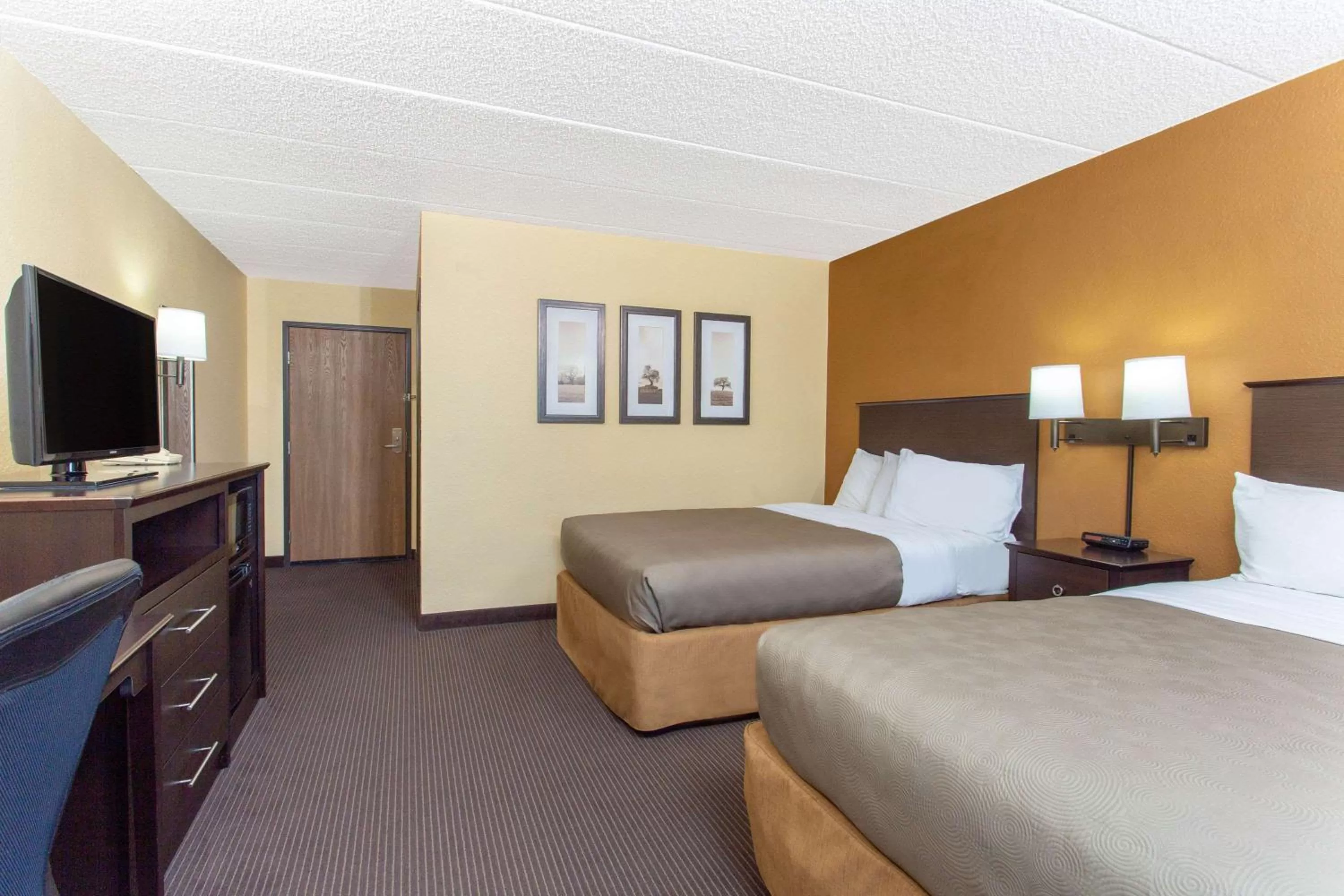 Photo of the whole room, Bed in AmericInn by Wyndham West Bend