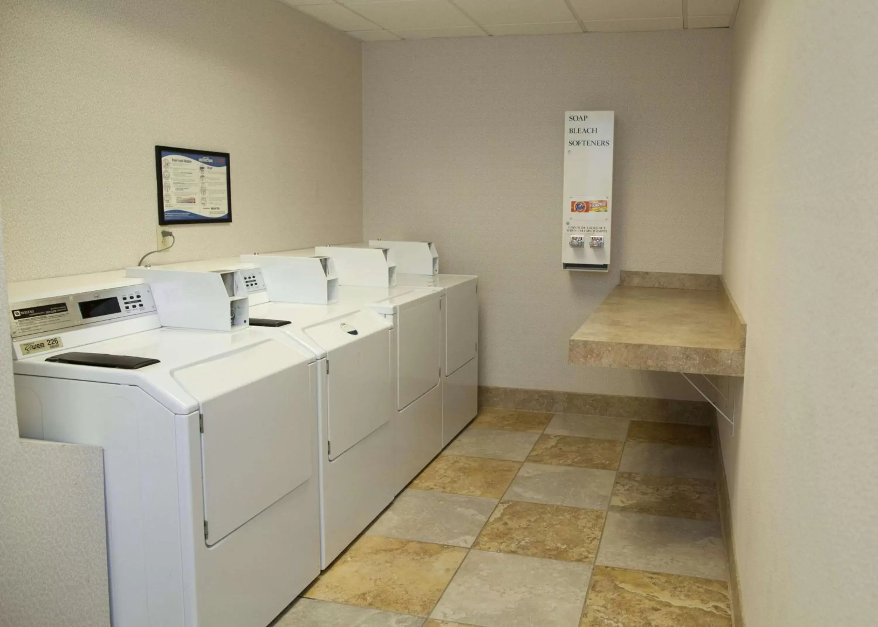 Property building, Kitchen/Kitchenette in Hampton Inn & Suites Pittsburg