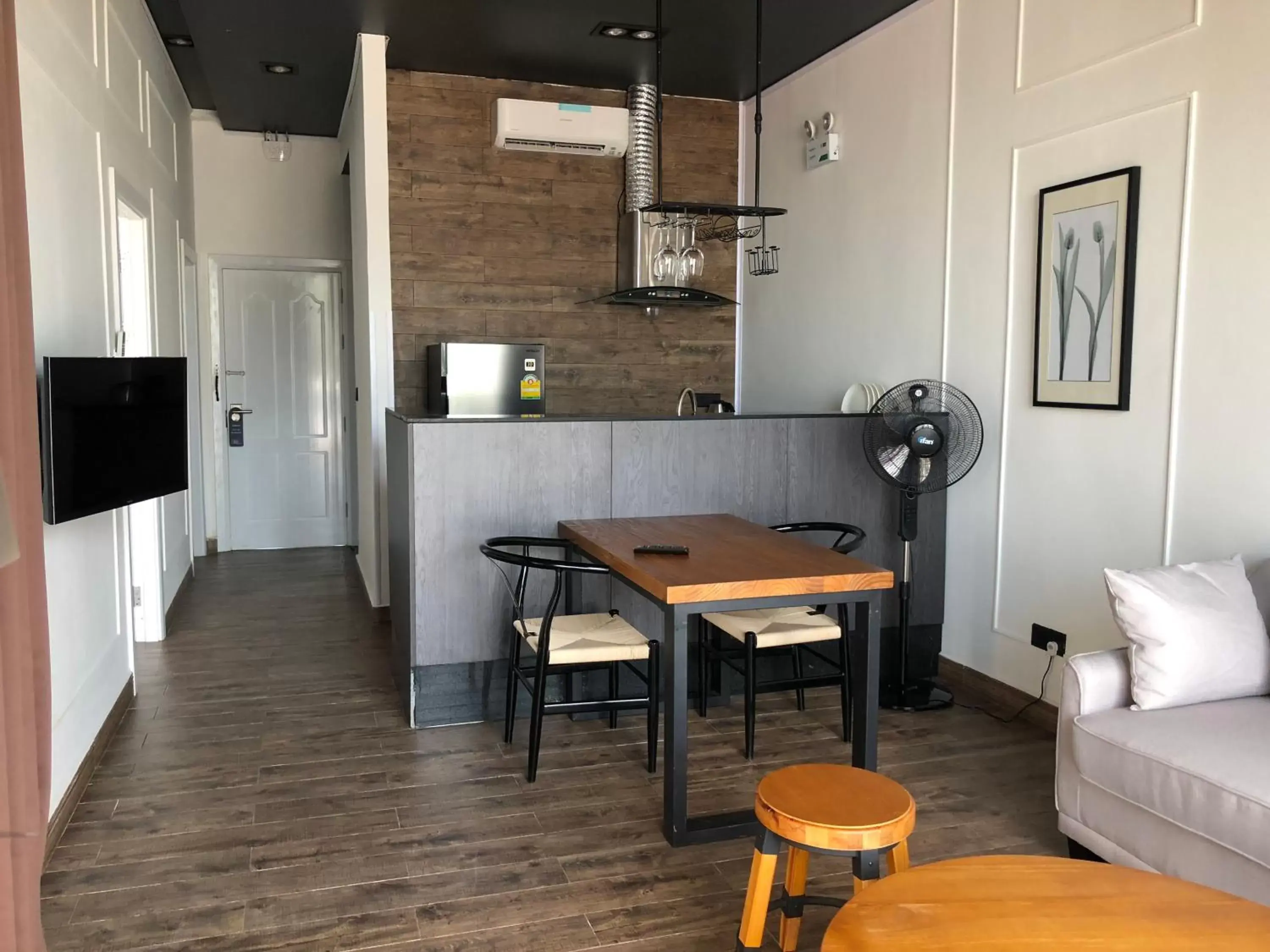 Kitchen or kitchenette, Dining Area in White Boutique Hotel and Residences