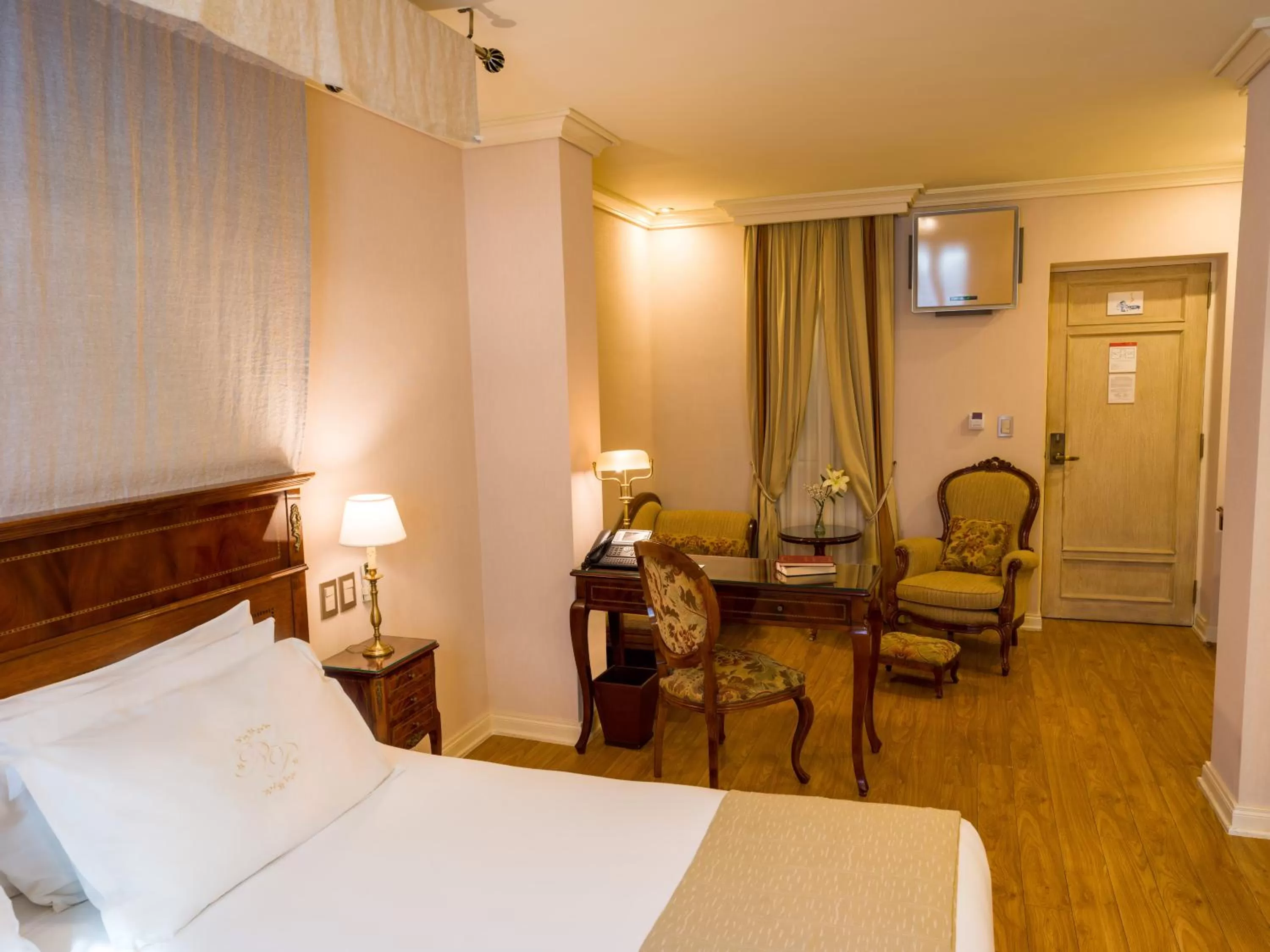 hair dresser, Bed in Melia Recoleta Plaza Hotel