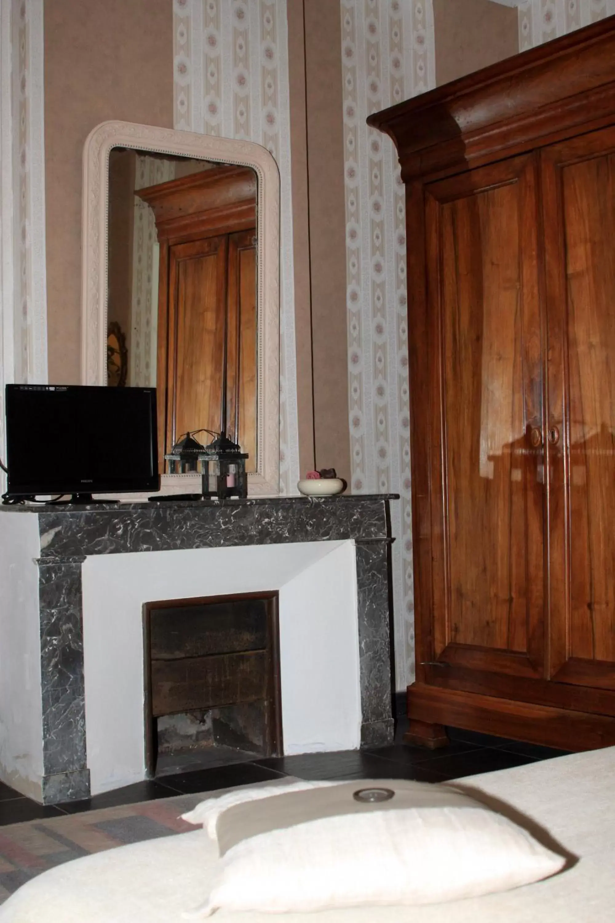 Photo of the whole room, TV/Entertainment Center in Château la Moune