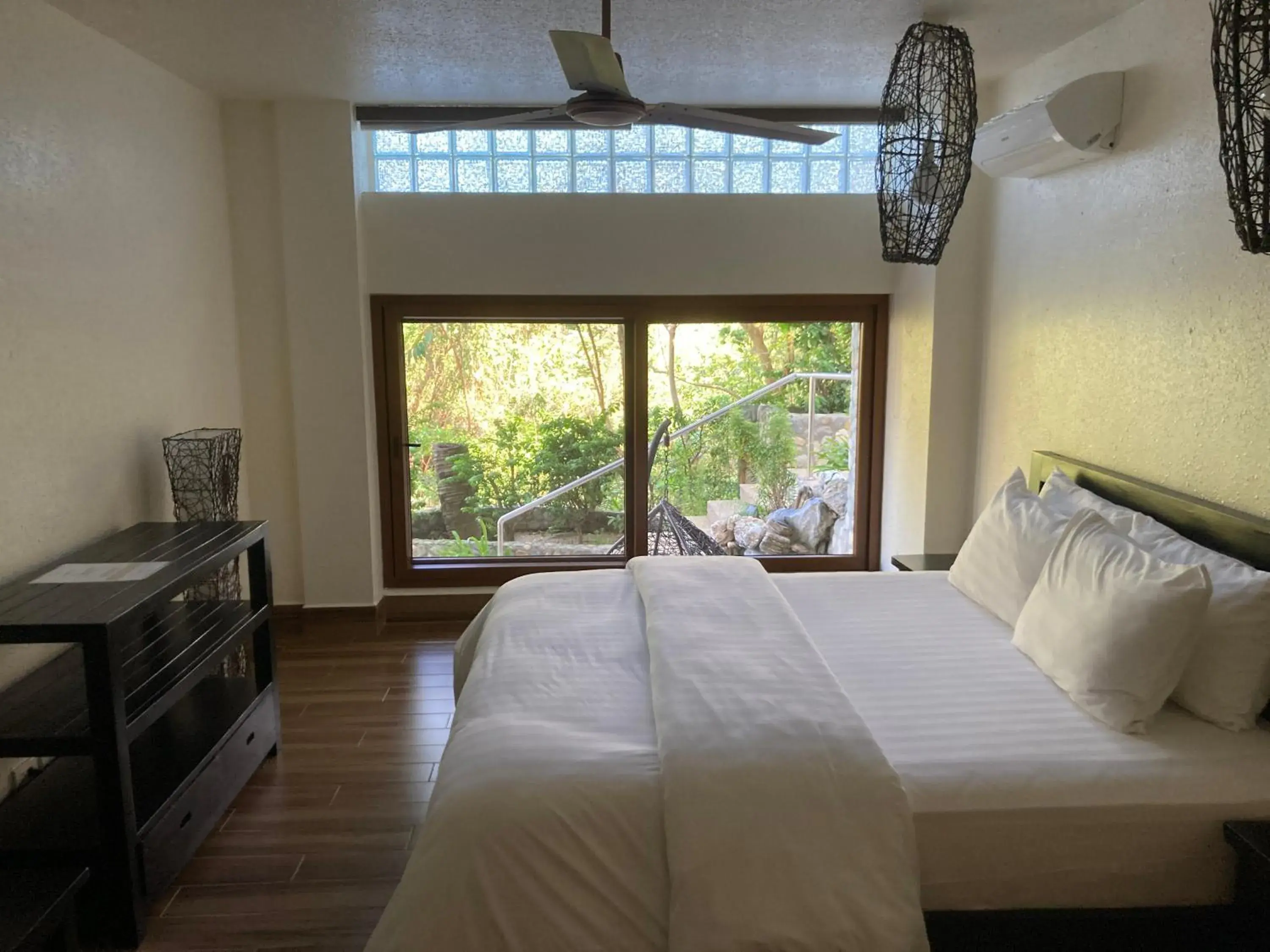 Bedroom, Bed in Sunset At Aninuan Beach Resort