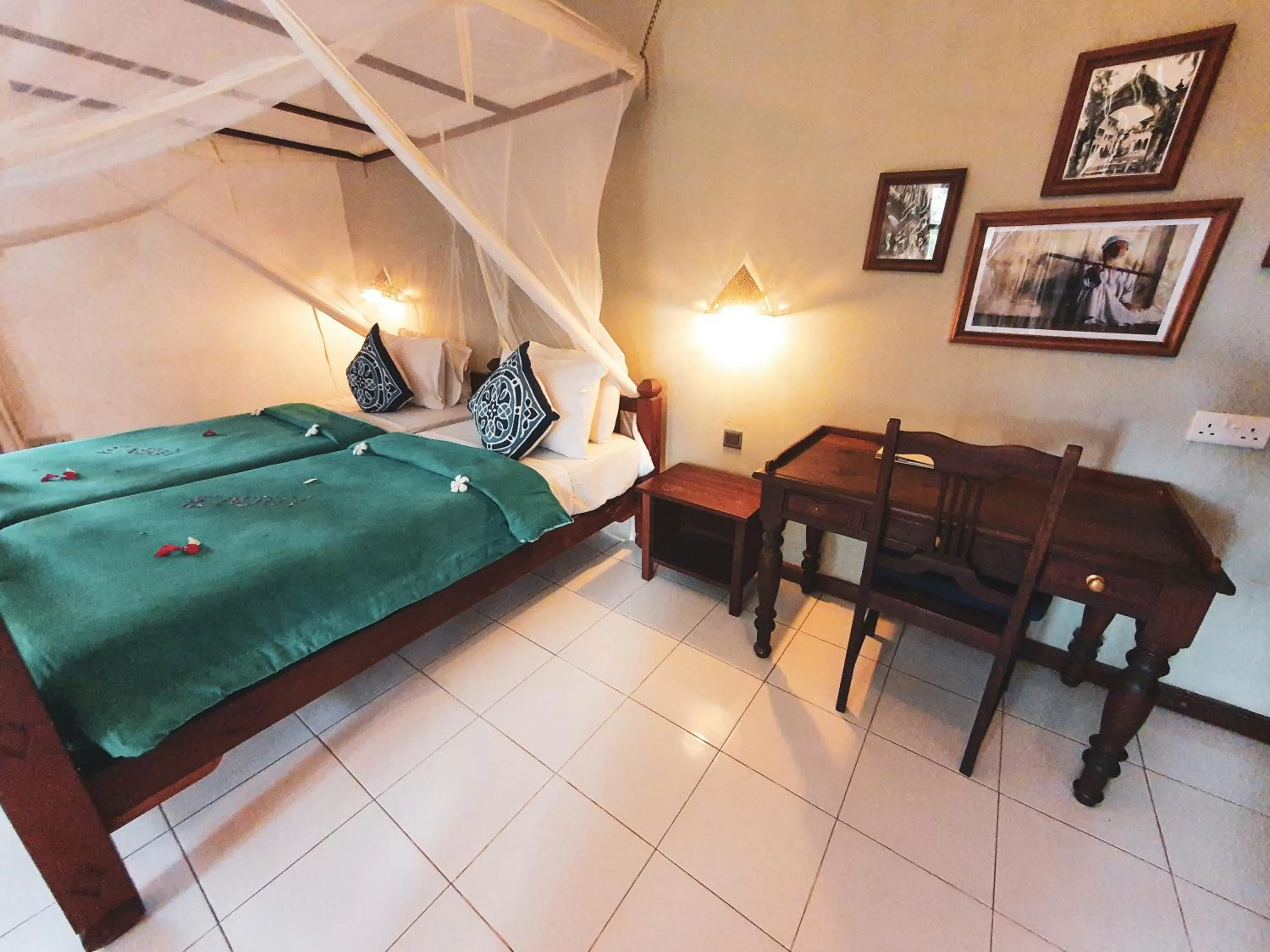 Photo of the whole room, Bed in Flame Tree Cottages