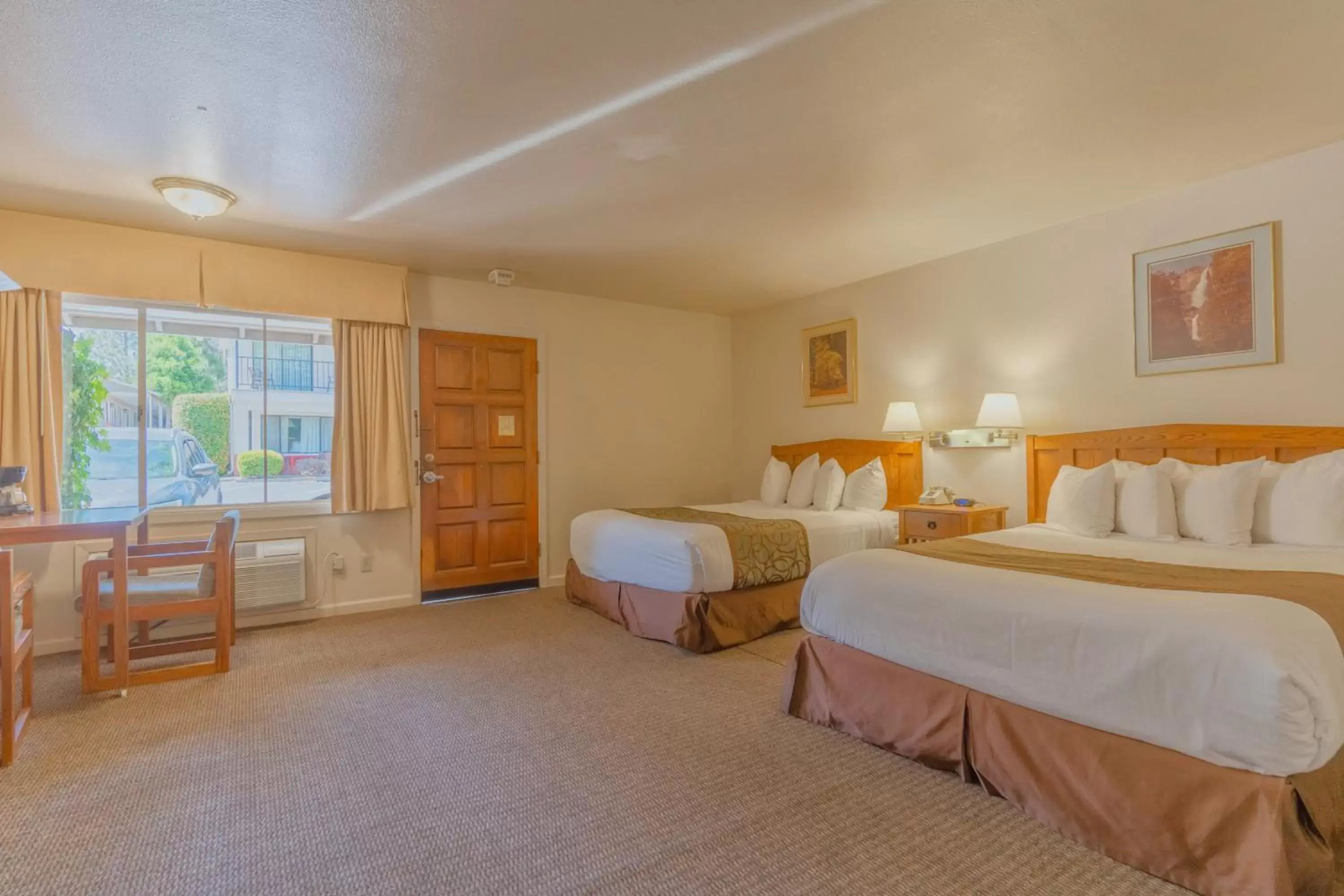 Living room, Bed in Mariposa Lodge