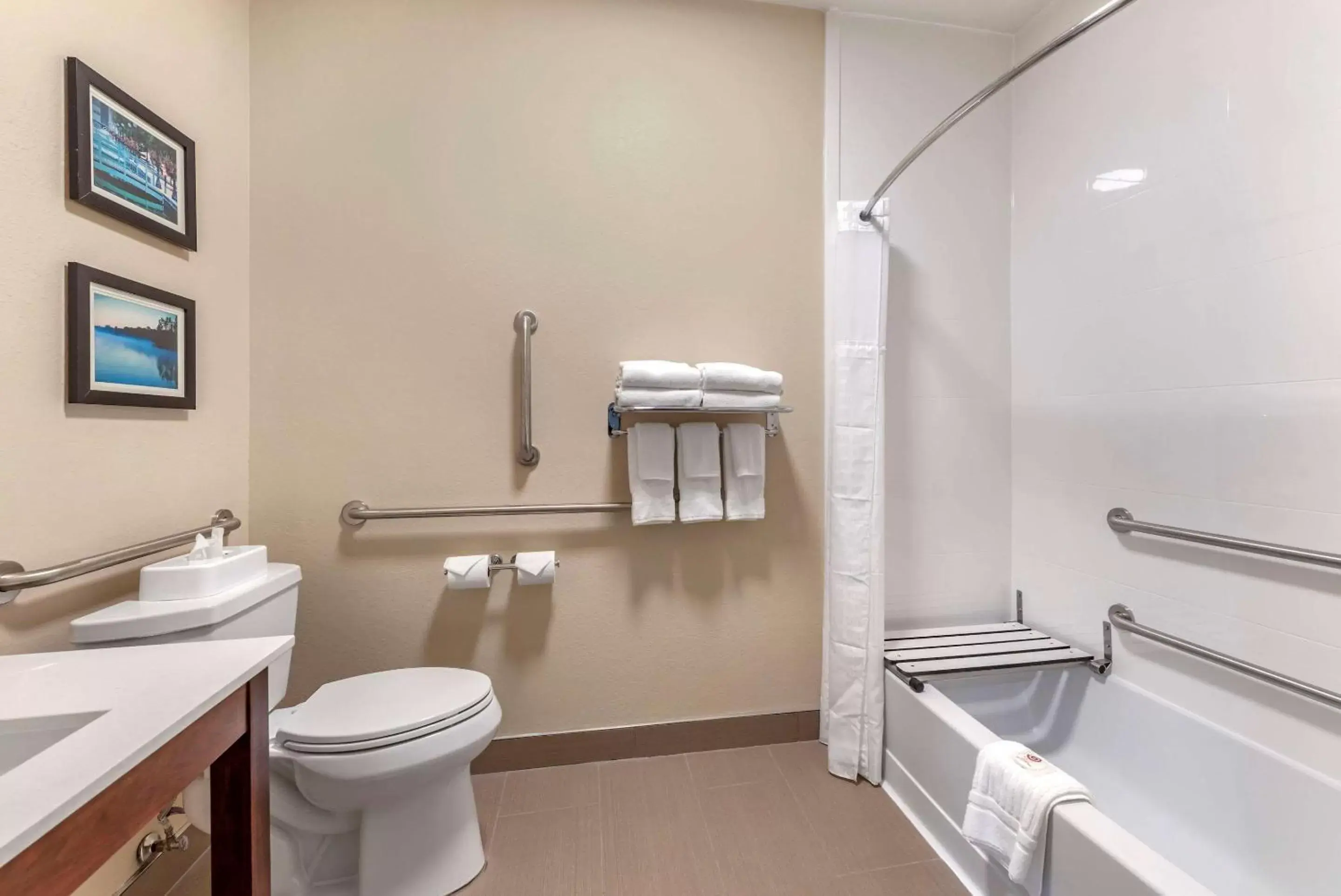 Bedroom, Bathroom in Comfort Inn & Suites Middletown - Franklin
