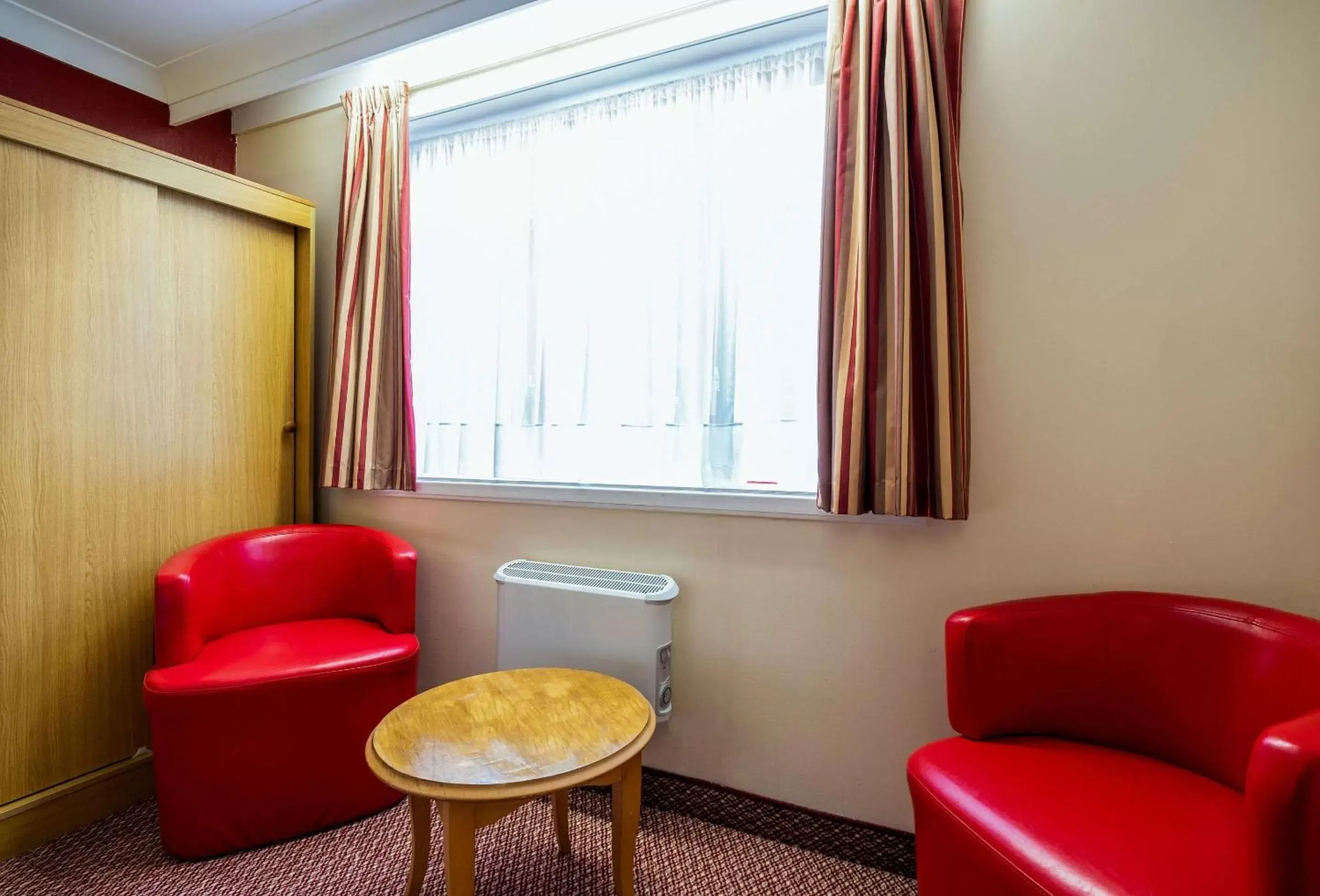 Photo of the whole room, Seating Area in Comfort Inn Arundel