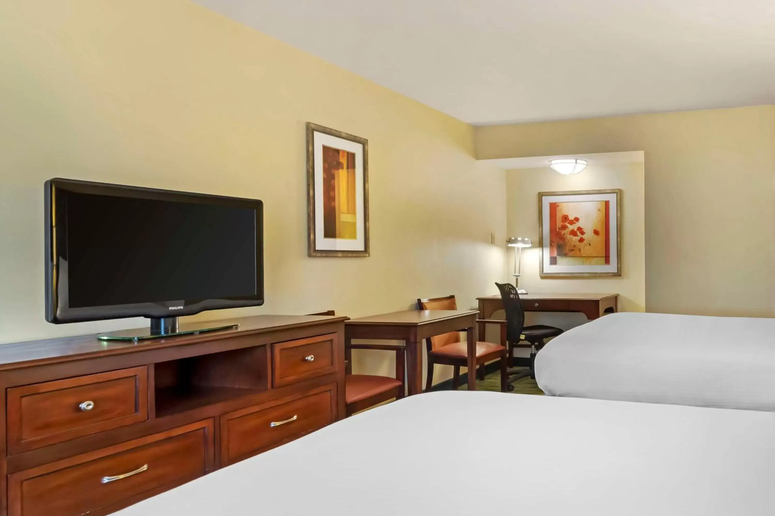 Bedroom, TV/Entertainment Center in Best Western Mcallen Medical Center