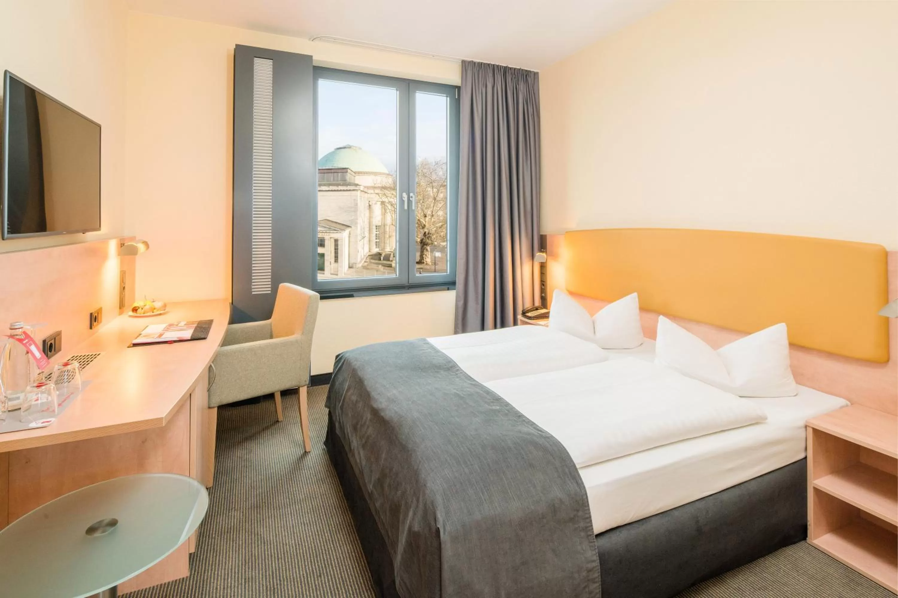 Photo of the whole room, Bed in IntercityHotel Hamburg Hauptbahnhof