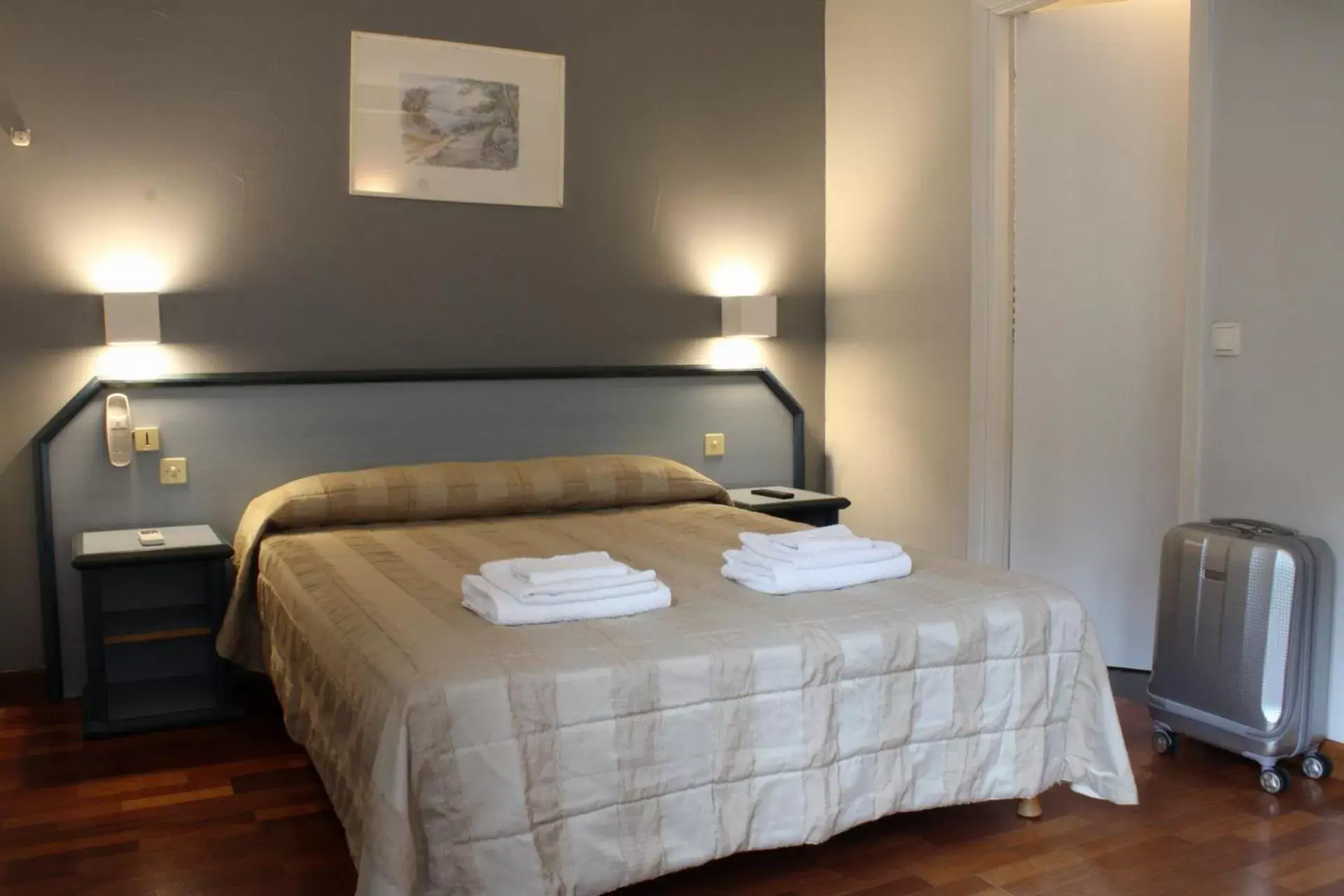 Bedroom, Bed in Hôtel Alexandra