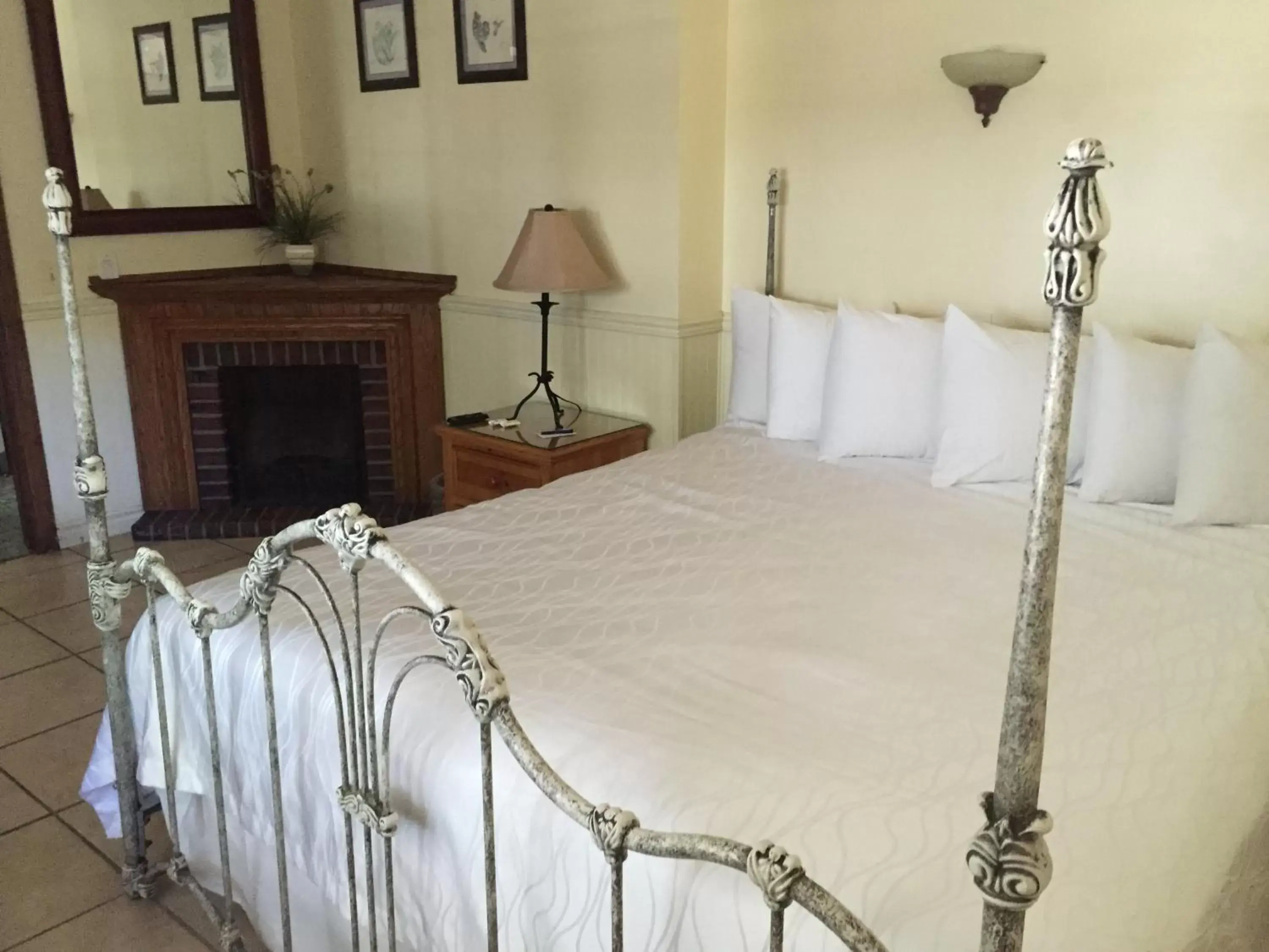 Bed in Catalina Island Seacrest Inn