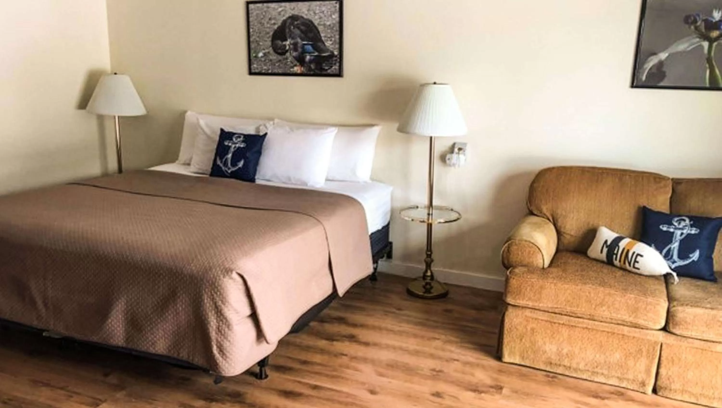 Photo of the whole room, Bed in Colonial Inn Ellsworth